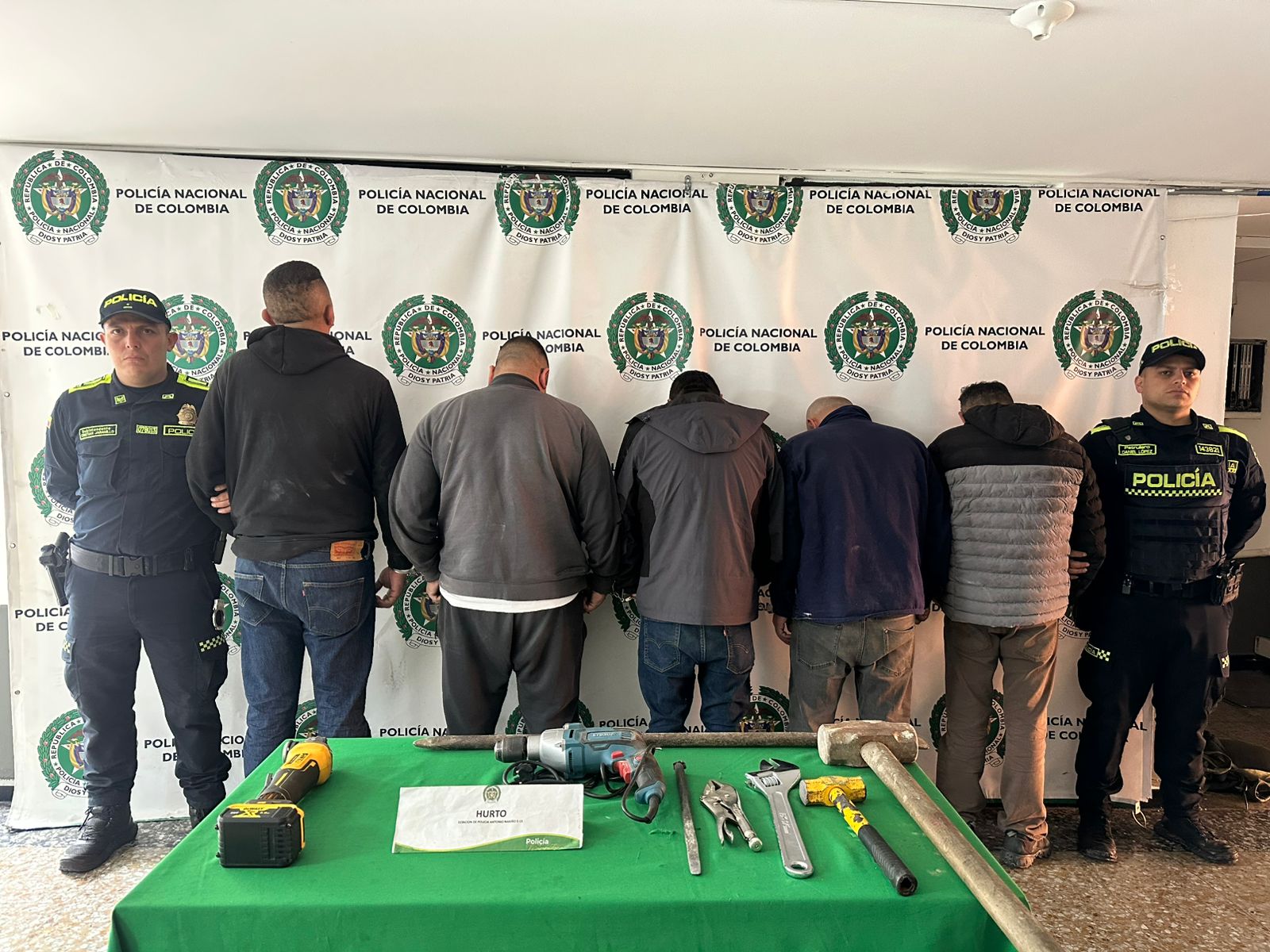 En flagrancia cayeron ladrones que pretendían robar joyería con mazos y taladros