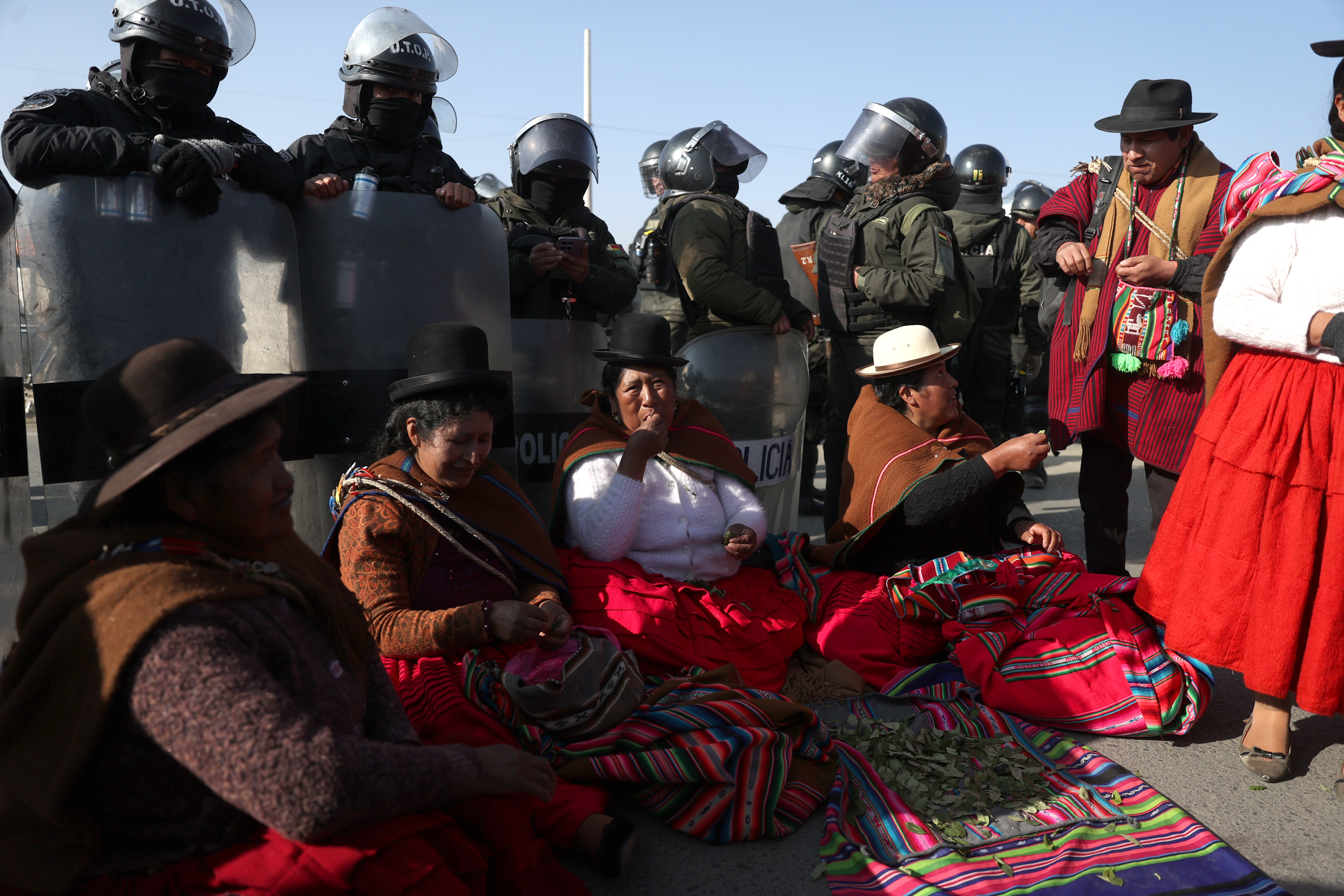 Bolivia: indígenas afines a Evo Morales cortan carreteras protestando contra Arce