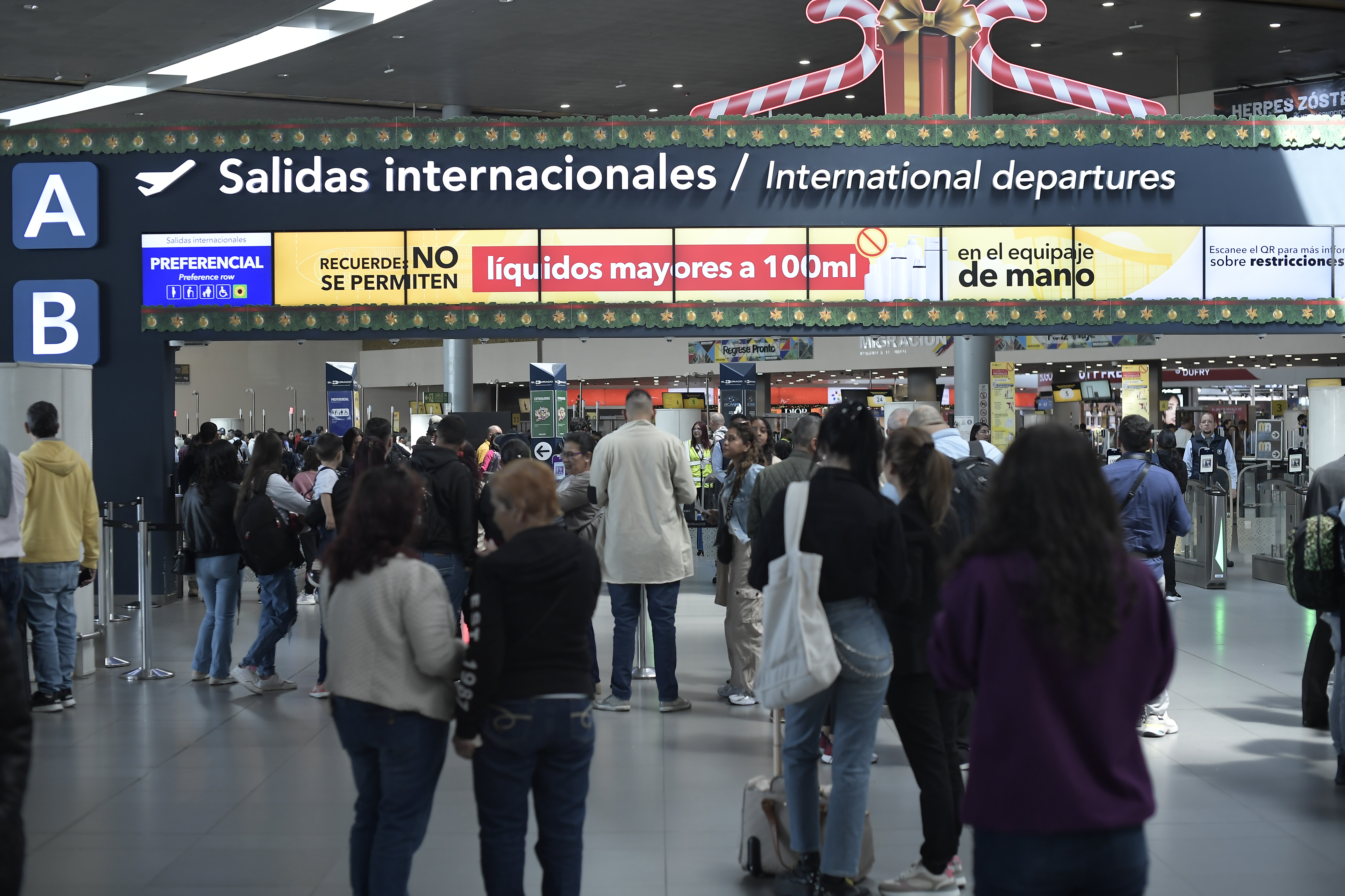 Huelga o ‘plan tortuga’ de los trabajadores de Migración Colombia, por falta de acuerdos laborales realizada en el Aeropuerto El Dorado.
