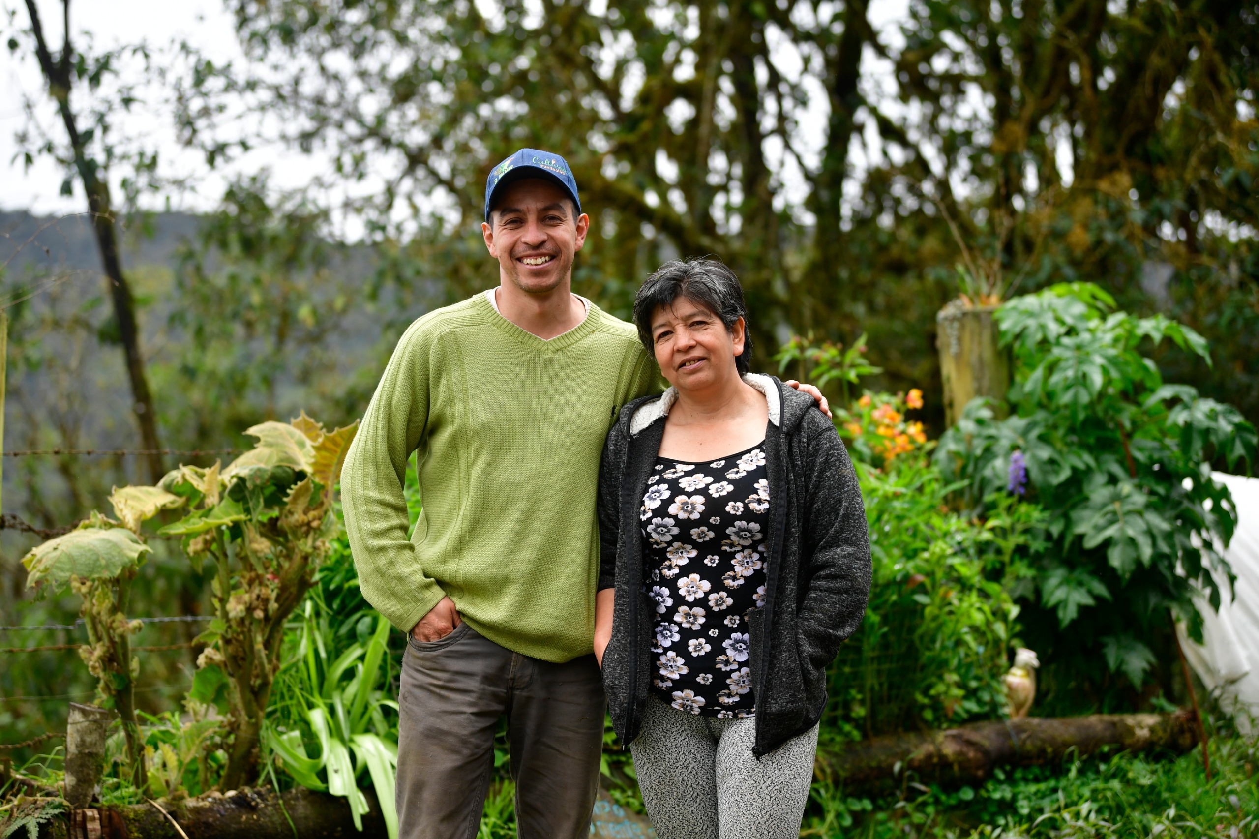 Jaime Avellaneda y su madre, Janeth Avellaneda, en su finca El Palmar.