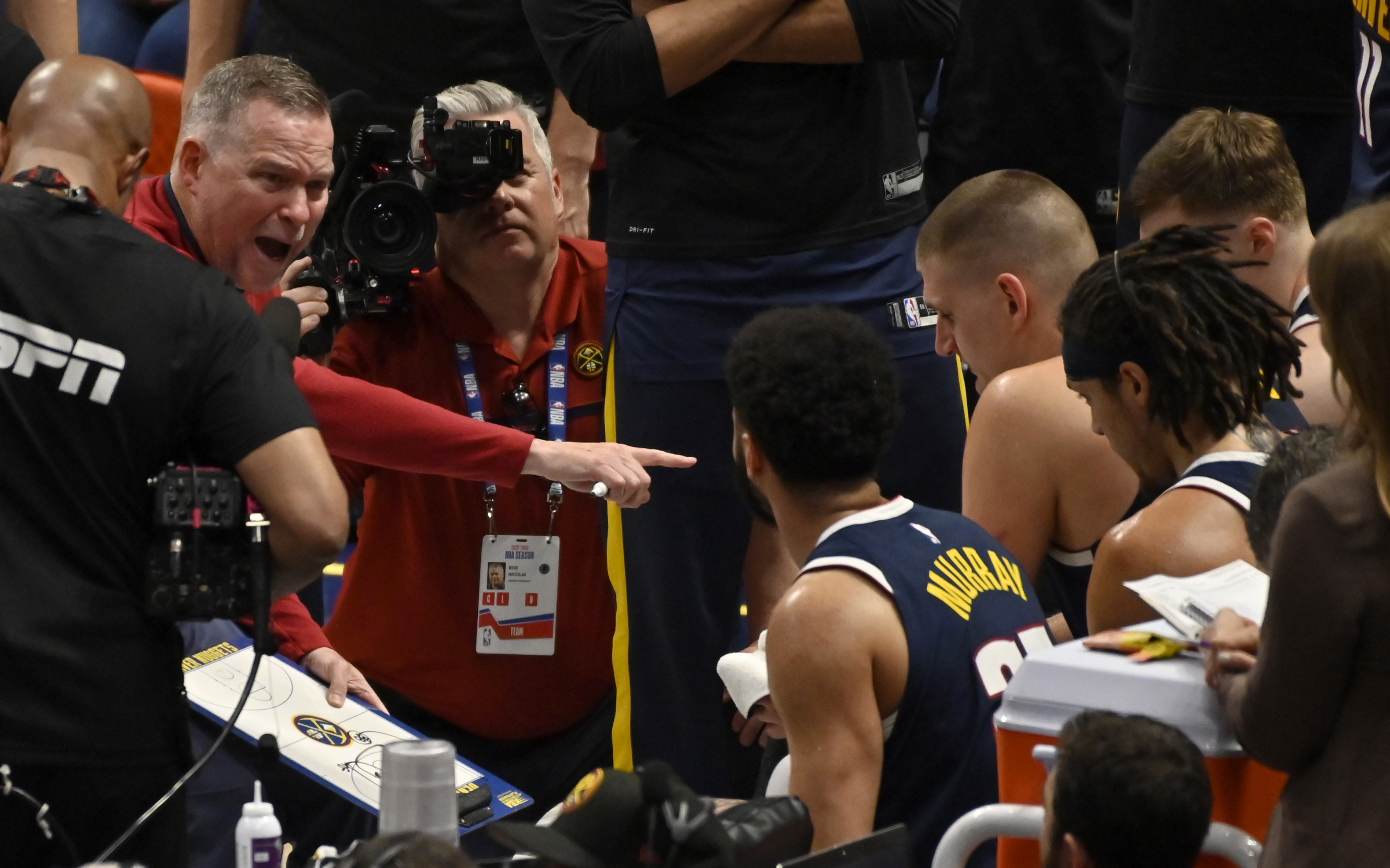 Denver (United States), 19/05/2023.- Denver Nuggets head coach Michael Malone (L) points to his players during the first quarter of game two of the NBA Western Conference finals series between the Los Angeles Lakers and the Denver Nuggets at Ball Arena in Denver, Colorado, 18 May 2023. The series is the best of seven games. (Baloncesto, Estados Unidos) EFE/EPA/BOB PEARSON SHUTTERSTOCK OUT