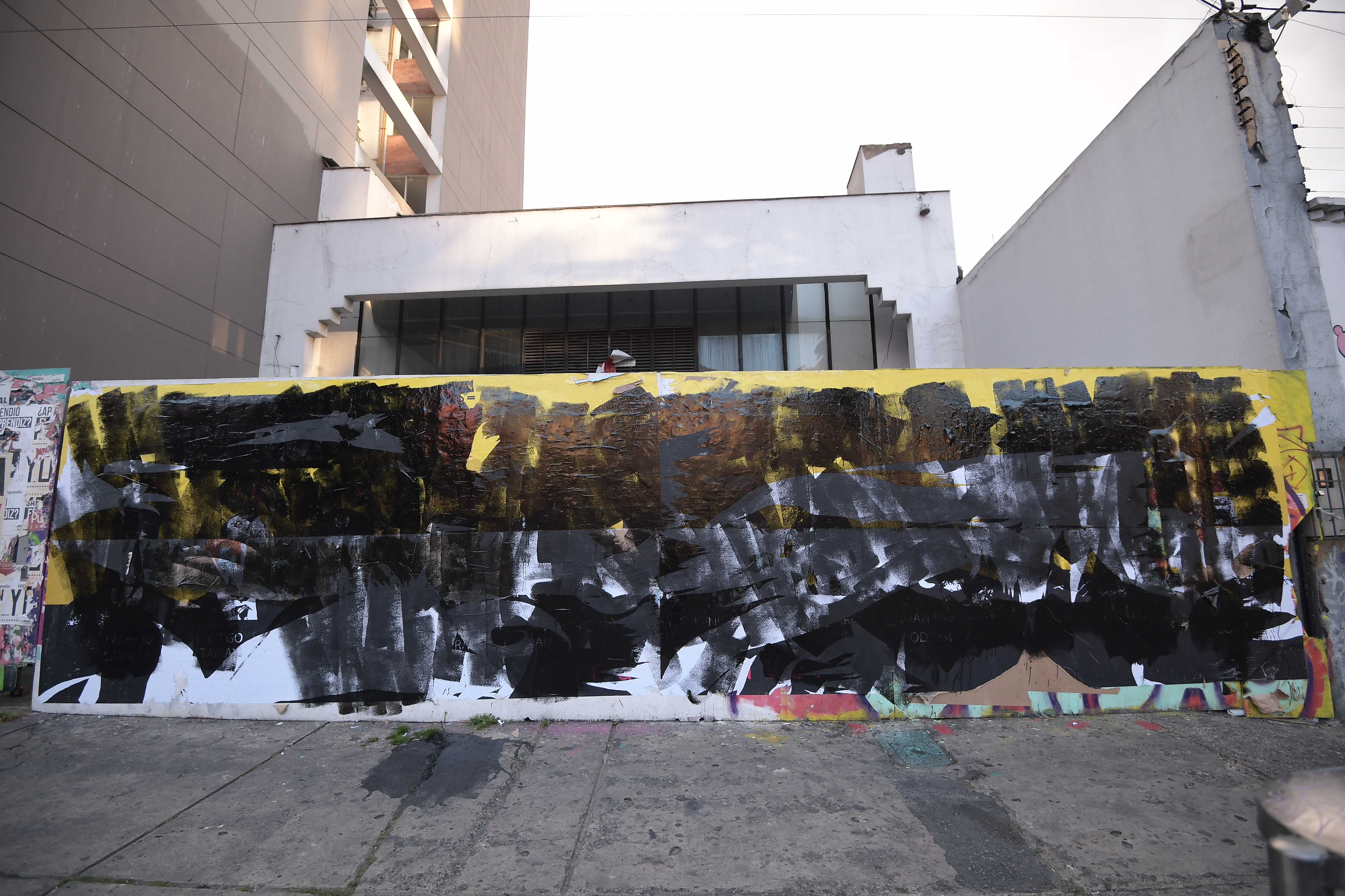Organizaciones defensoras de derechos humanos y de víctimas hicieron un plantón en la sede de la Jurisdicción Especial para la Paz (JEP), para reclamar por la verdad en los casos de ejecuciones extrajudiciales; Instalaron un nuevo mural que suma 5763 víctimas y los siete mandos militares relacionados.