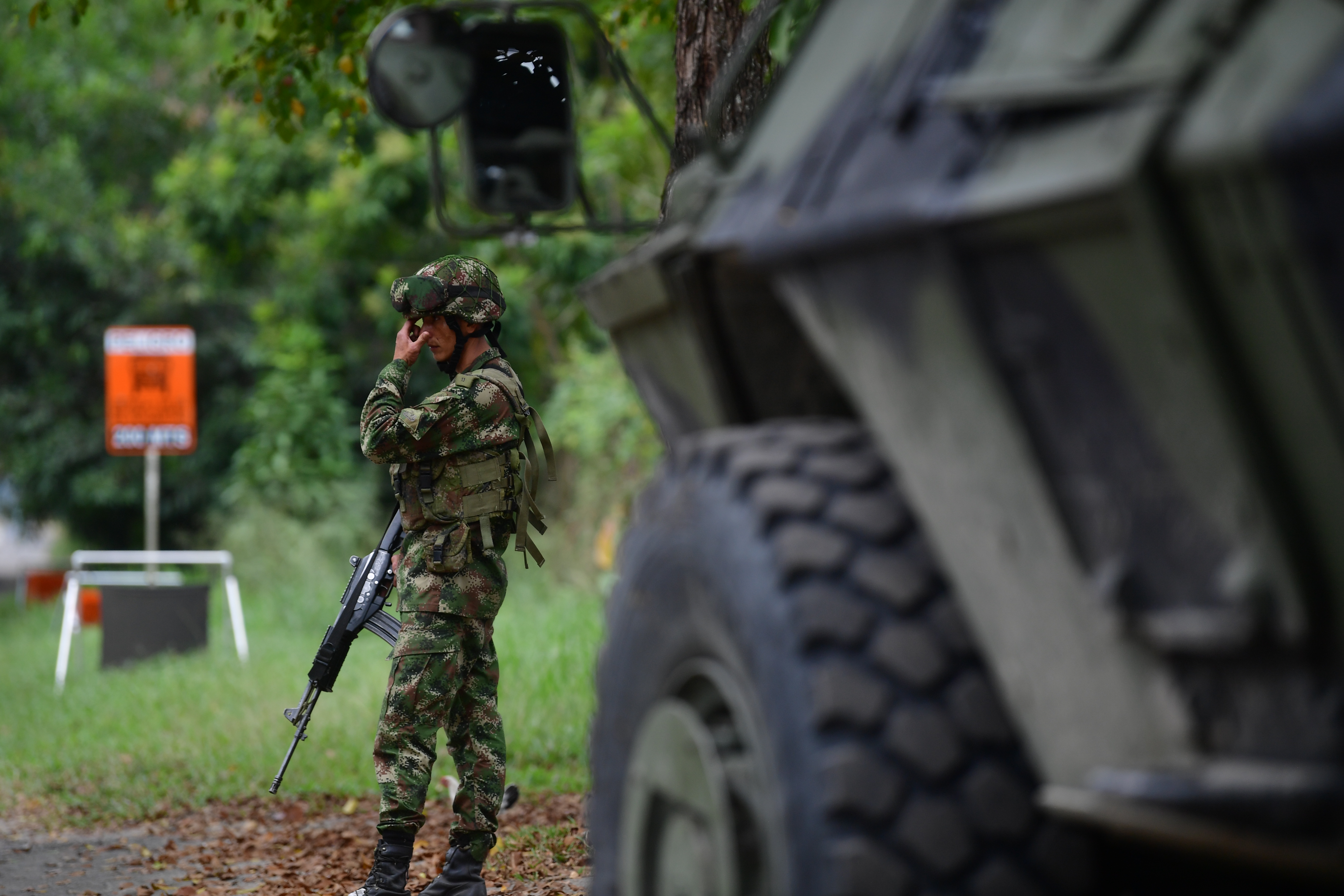 Tanques y soldados del ejército colombiano, realizan retenes en el municipio de Saravena, Arauca.