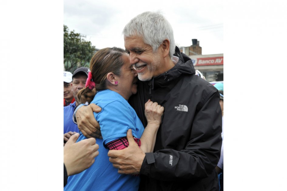 Enrique Peñalosa en campaña. / AFP