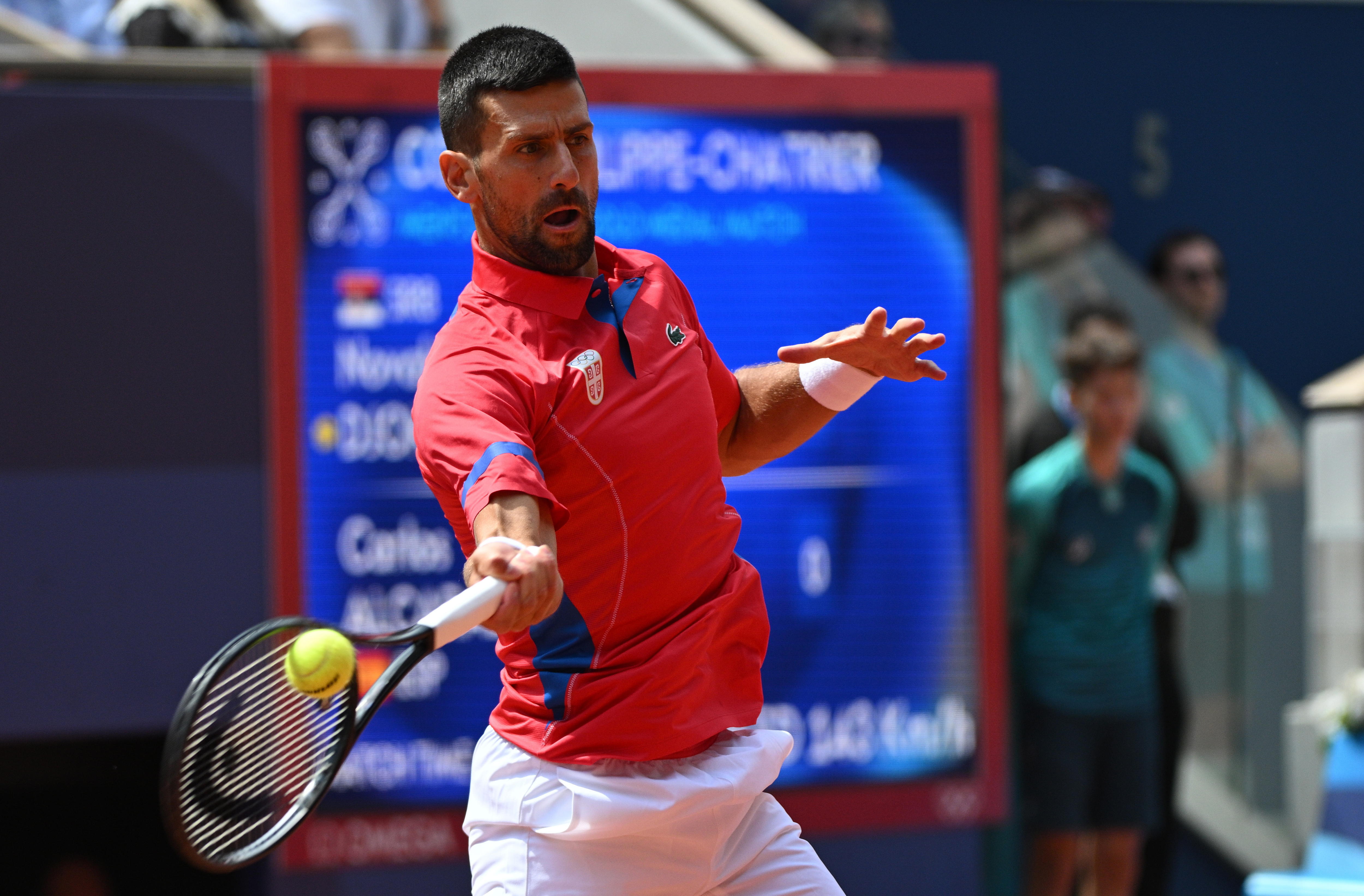 Paris (France), 04/08/2024.- Novak Djokovic of Serbia in action against Carlos Alcaraz of Spain during the Men Singles gold medal match of the Tennis competitions in the Paris 2024 Olympic Games, at the Roland Garros in Paris, France, 04 August 2024. (Tenis, Francia, España) EFE/EPA/CAROLINE BLUMBERG