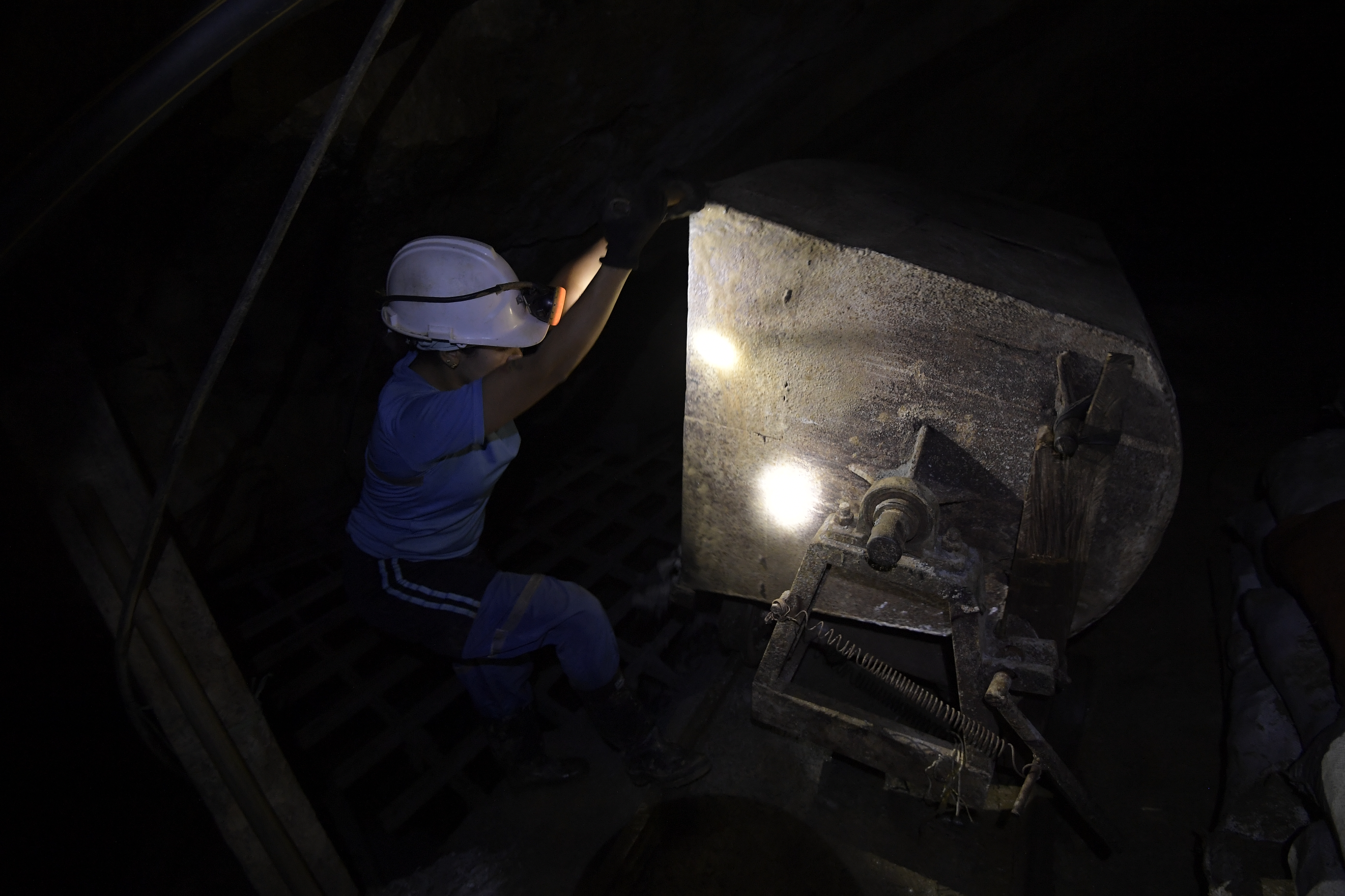 Diferentes aspectos de esta mina ubicada en Segovia, Antioquia: Mineros, explotación de materiales, maquinaria, cascos para minería.