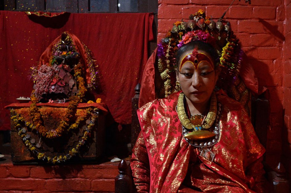 «Diosa viviente» de Nepal sale a la calle, por primera vez, tras terremoto