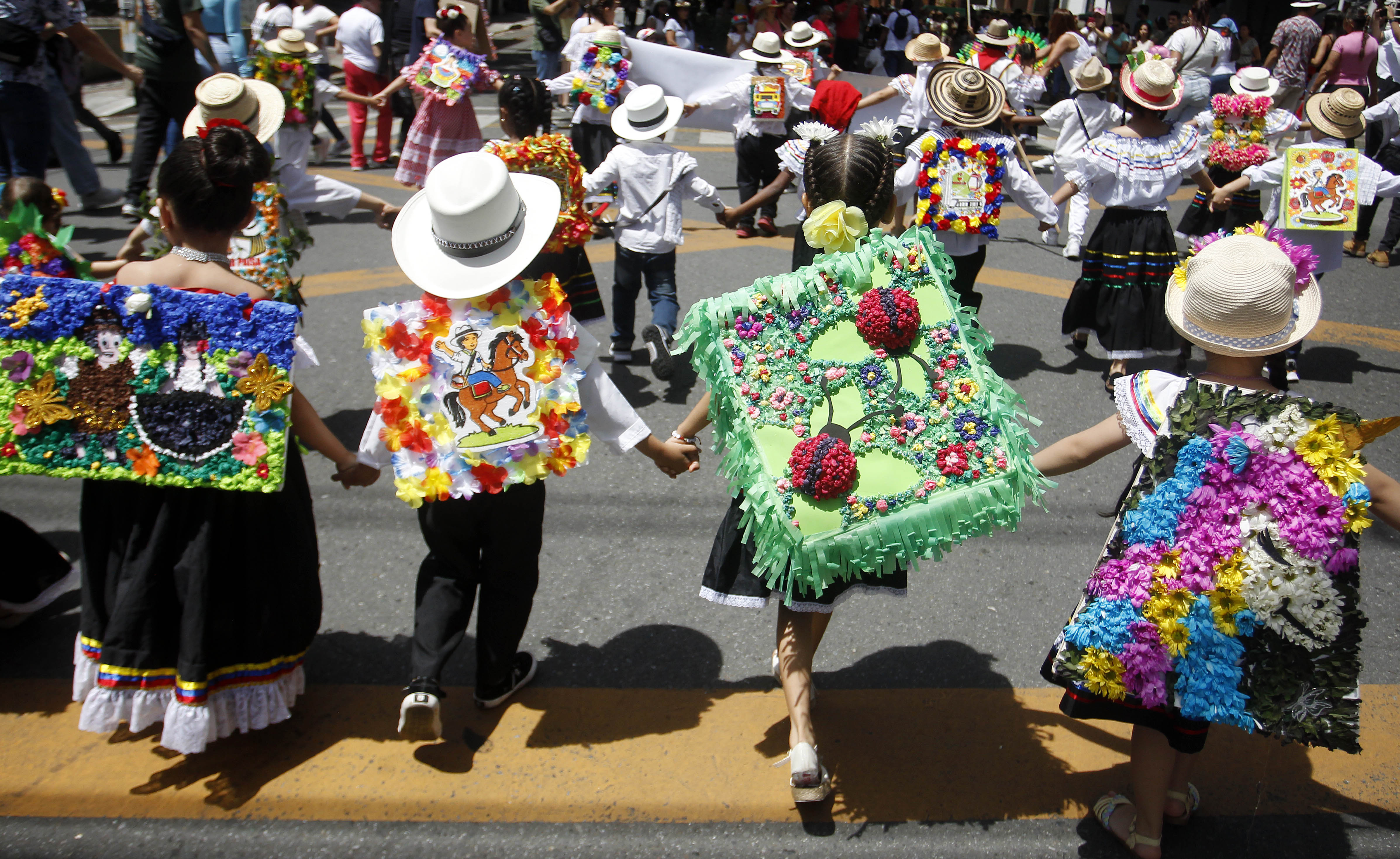 Cerca de 2.000 niños silleteros abren con su desfile la Feria de las Flores de Medellín