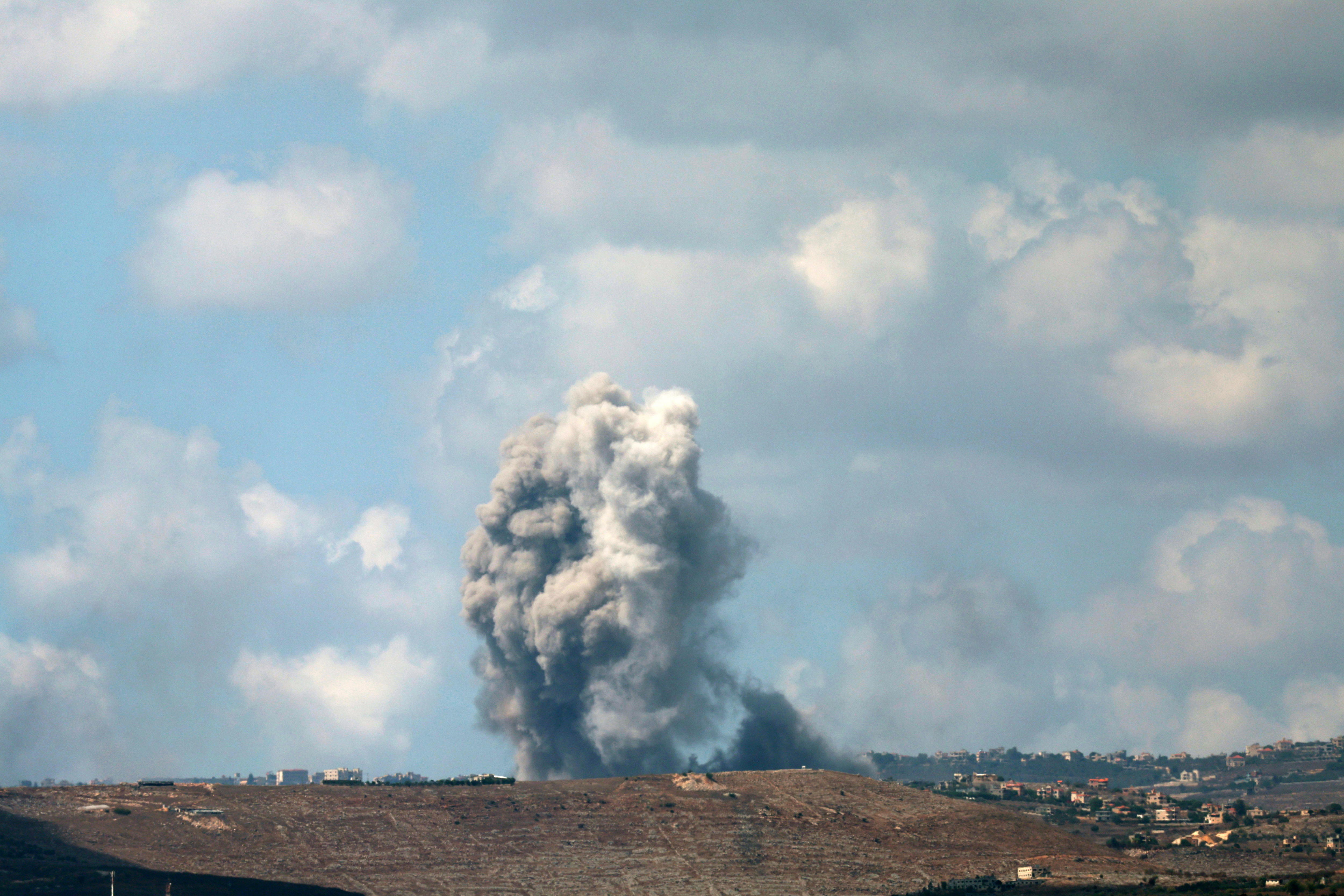 Israel deja cifra récord de muertes en un día en Líbano tras ataques, van 100