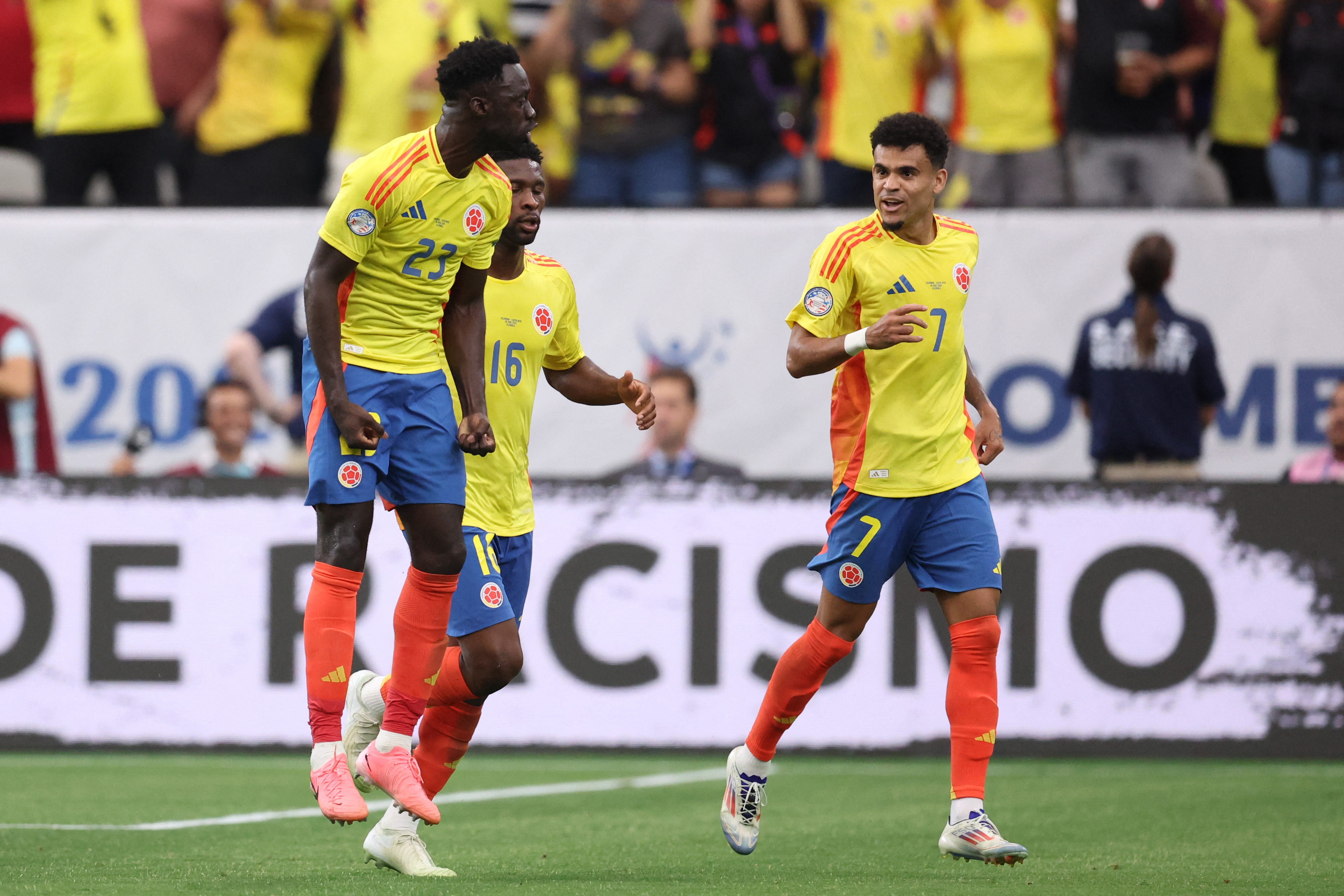 El hermoso gesto de Dávinson Sánchez para Jhon Lucumí, tras hacer gol con Colombia