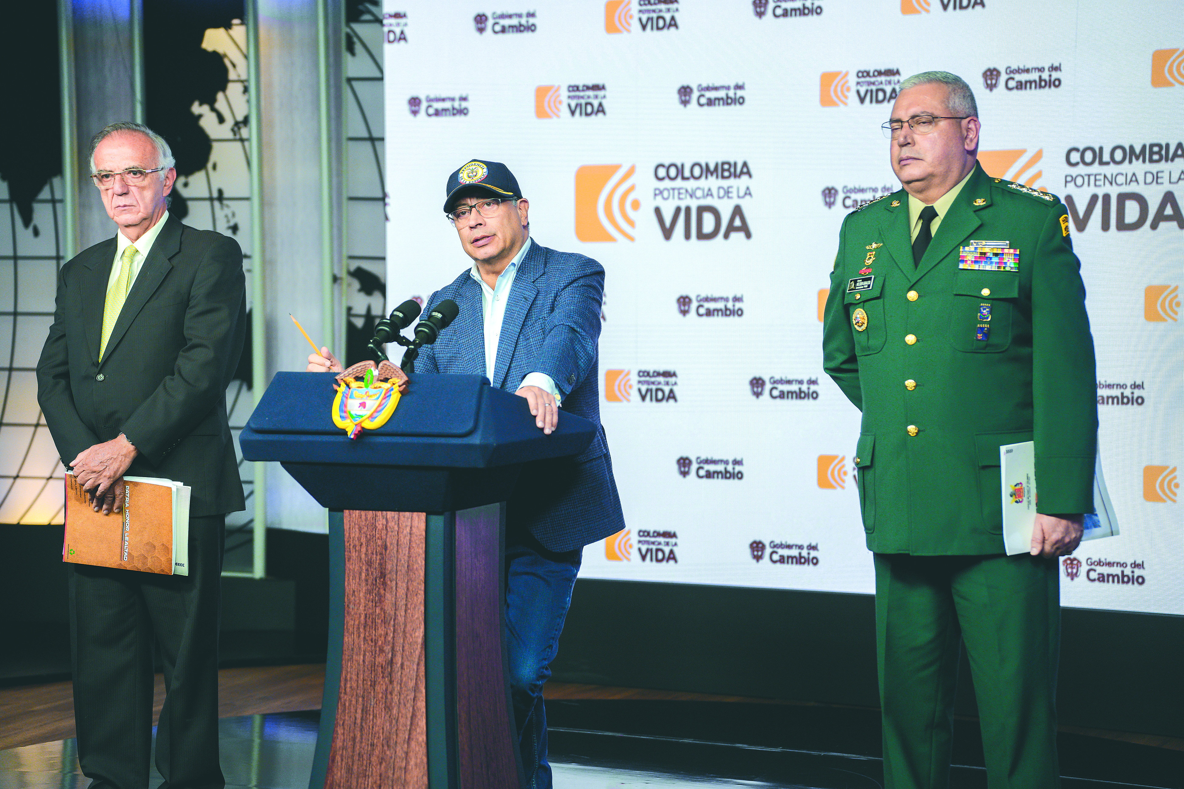 Ministro de Defensa, Iván Velásquez; el presidente Gustavo Petro; y comandante general Fuerzas Militares, el general Helder Giraldo.
