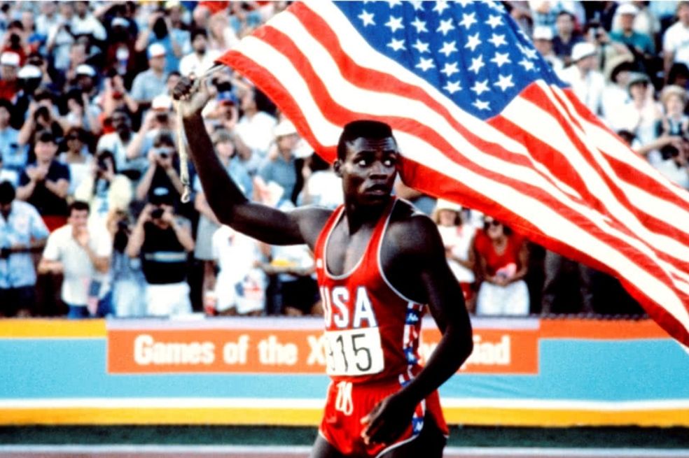 Nueve medallas de oro y una de plata construyeron la historia olímpica del 'hijo del viento', Carl Lewis. El estadounidense, absoluto dominador en el salto de longitud durante cuatro olimpiadas consecutivas, de Los Ángeles 1984 a Atlanta 1996, también fue campeón olímpico en los 100 y 200 metros, y en los relevos 4x100.