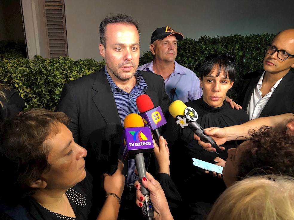 Desde la izquierda, la representante del fallecido cantante mexicano José José, Laura Núñez, y los hijos del artista José Joel Sosa y Marysol Sosa llegaron el domingo a Miami tras conocer la muerte de su padre, visitaron una funeraria, un hospital y una comisaría de policía para saber dónde está el cuerpo del cantante mexicano, sin lograr información alguna.EFE