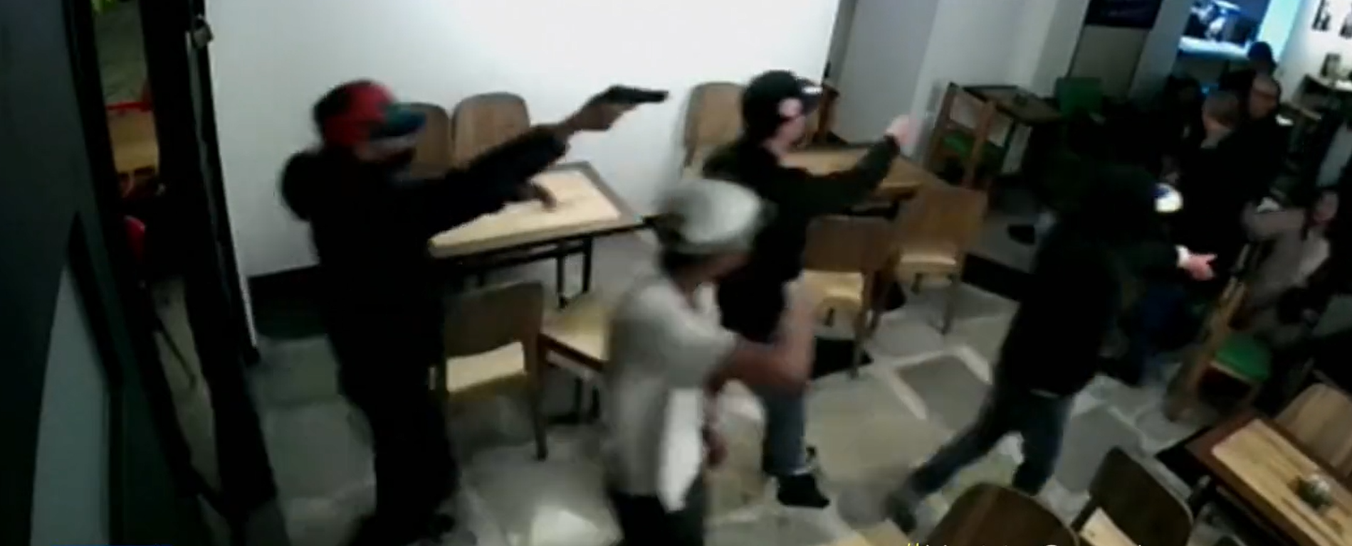 Video: Así fue el atraco masivo con pistola a restaurantes en el Park Way, Bogotá