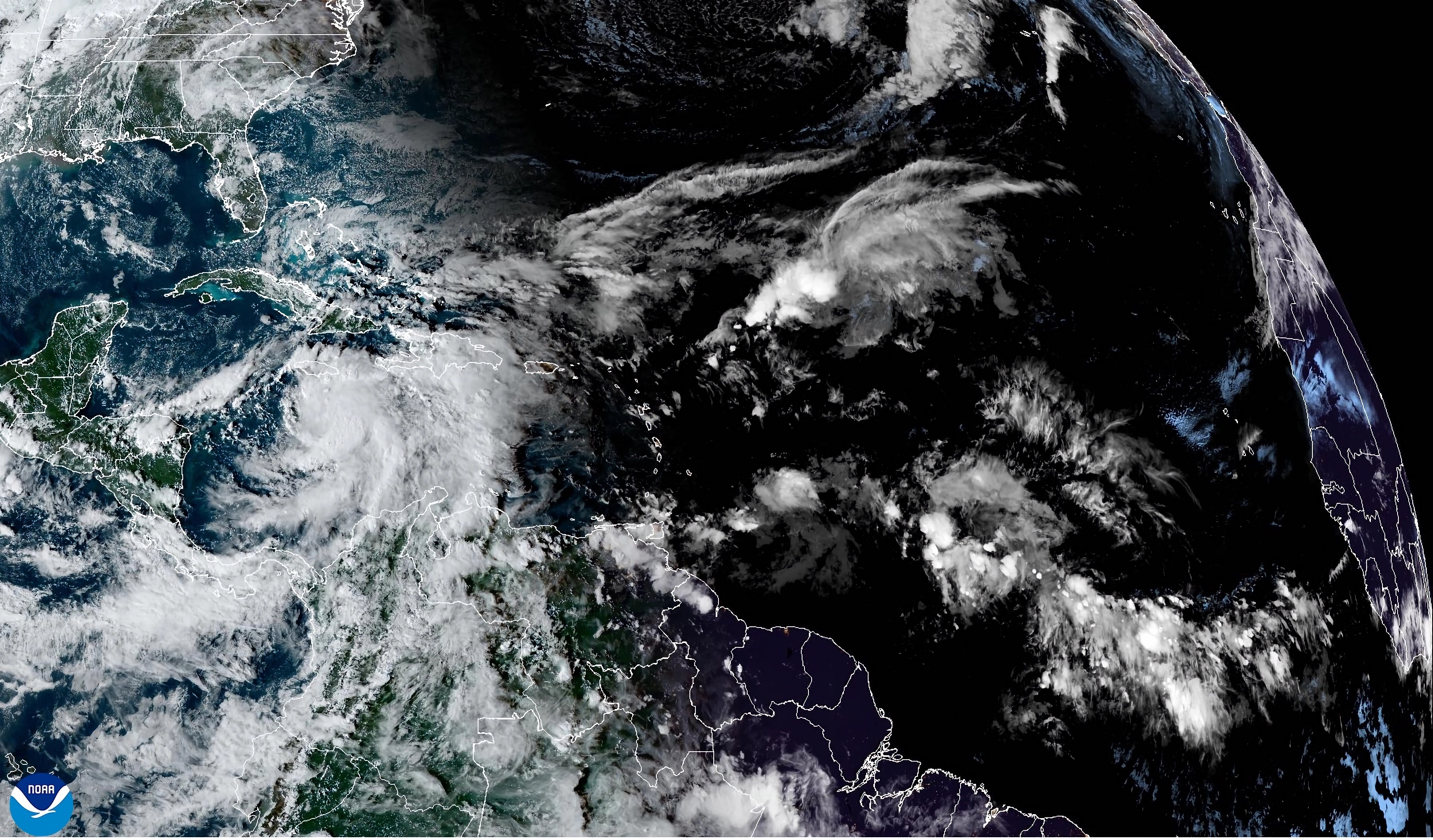 Tormenta tropical Rafael se aleja del país, pero su influencia persiste