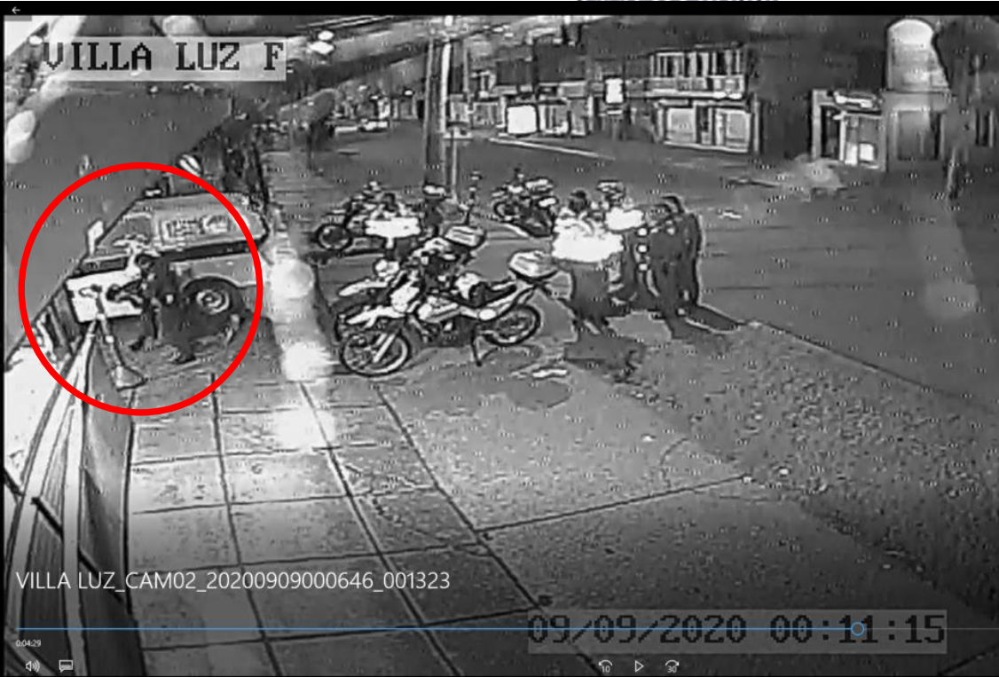 Cámara de seguridad del CAI Villaluz. Este es el momento en el que Ordóñez es arrastrado hasta dentro de la instalación policial.