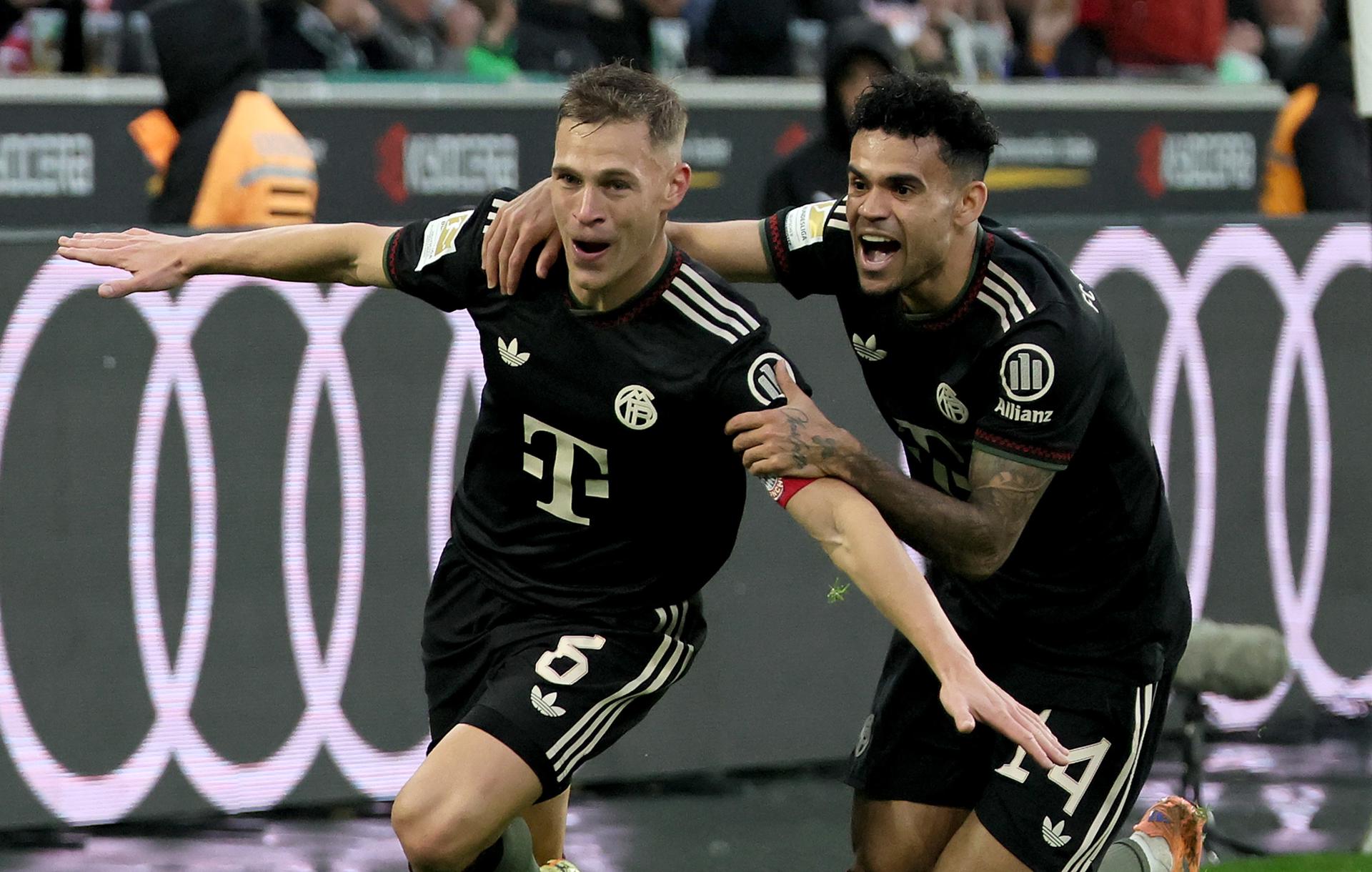 MOENCHENGLADBACH (Germany), 25/10/2025.- Joshua Kimmich of Bayern Munich (L) celebrates with teammtae Luis Diaz after scoring the 0-1 goal during the German Bundesliga soccer match between Borussia Moenchengladbach and FC Bayern Munich in Moenchengladbach, Germany, 25 October 2025. (Alemania) EFE/EPA/RONALD WITTEK CONDITIONS - ATTENTION: The DFL regulations prohibit any use of photographs as image sequences and/or quasi-video.
