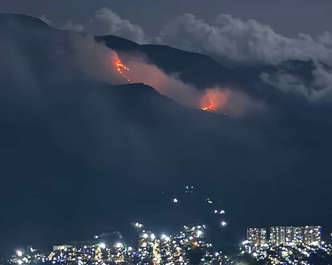Incendio completó más de 24 horas en cerro de Bello; lo habría provocado globo de mecha
