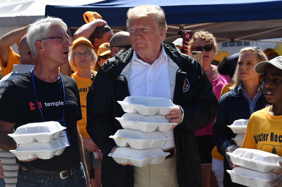 Donald Trump, presidente de Estados Unidos, recibe a los recidentes de New Bern, en Carolina del Norte, con almuerzos.  / AFP