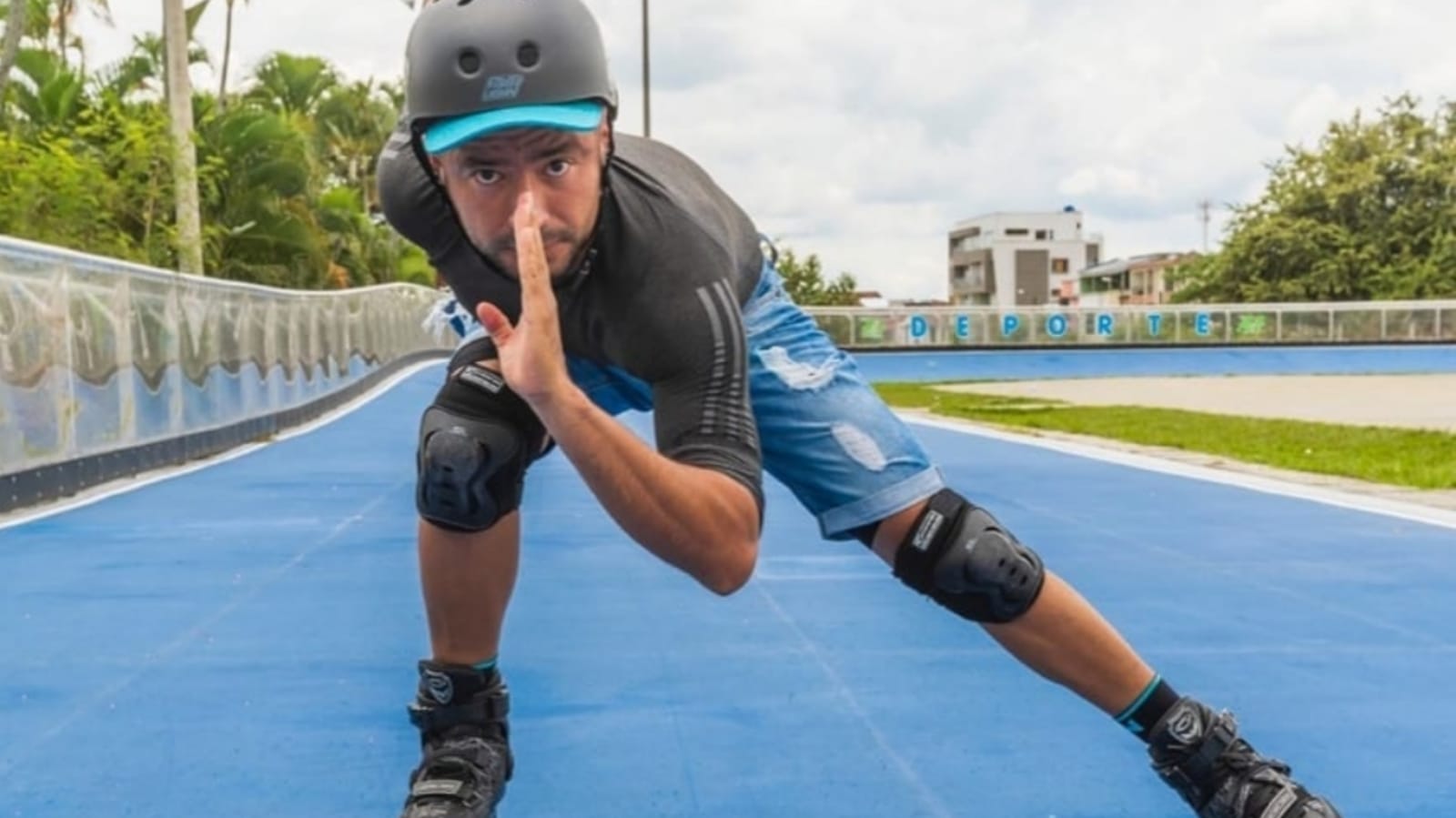 El participante del equipo 'Omega' también practica el patinaje como parte de su entrenamiento físico.
