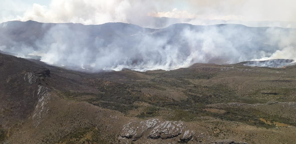 Bomberos y comunidad trabajan para sofocar un grave incendio en el páramo de Sumapaz