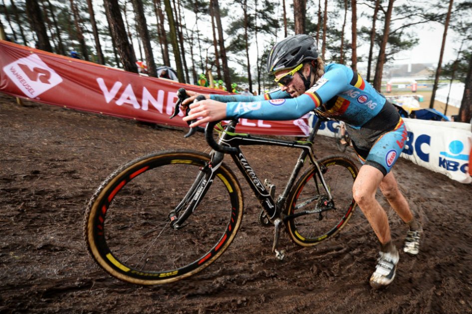 La belga Femke Van den Driessche participante en la prueba junior del Mundial de ciclo-cross. Foto: AFP