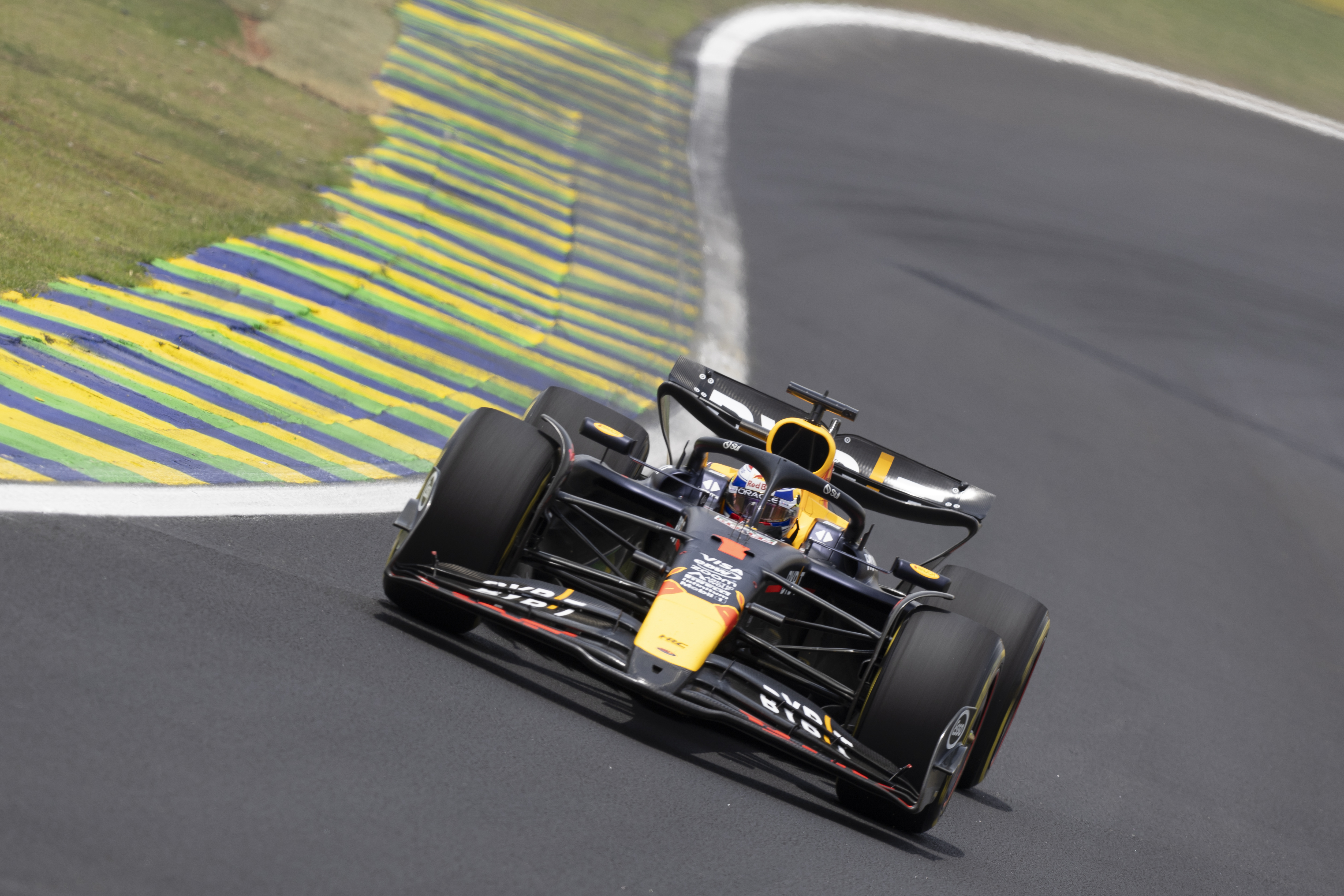 AME4052. SAO PAULO (BRASIL), 02/11/2024.- El piloto neerlandés Max Verstappen, de la escudería Red Bull Racing, compite en la carrera Sprint del Gran Premio Sao Paulo de Formula Uno, este sábado en el circuito de Interlagos, en São Paulo (Brasil). EFE/ André Coelho