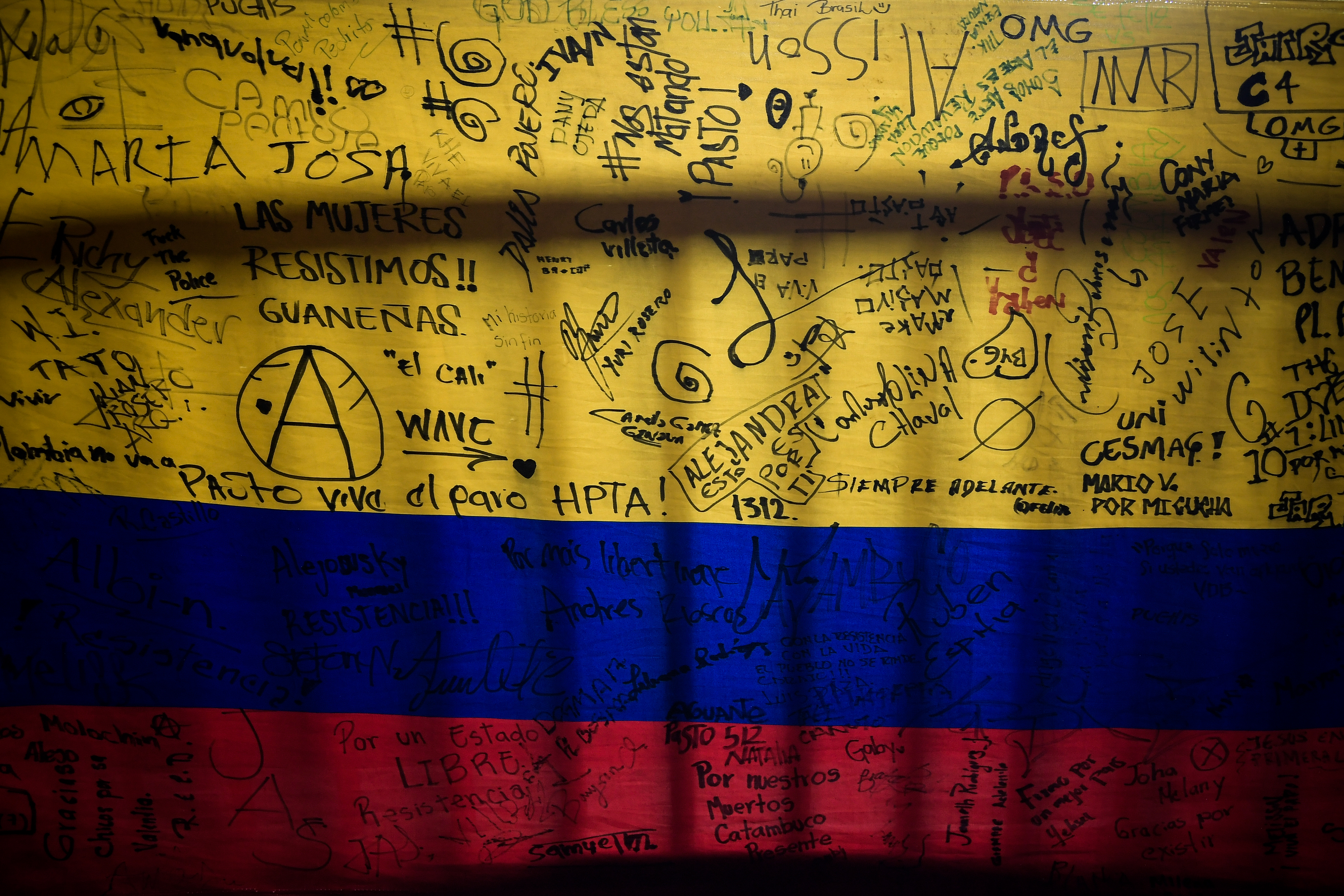 Esta bandera de varios metros salió desde San Juan de Pasto, ha recorrido varios lugares y en ella se han plasmado diferentes mensajes de las personas que han protestado.