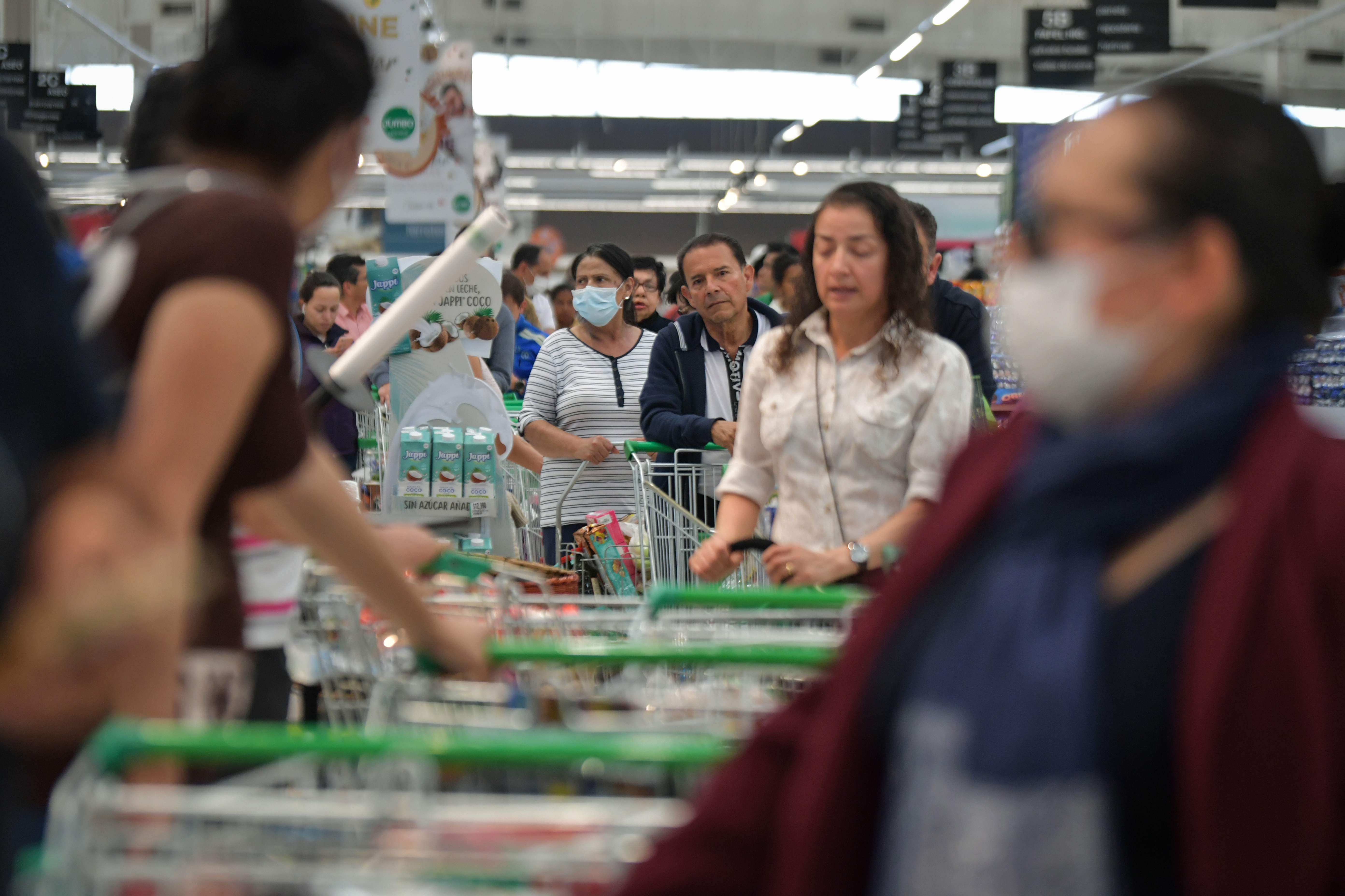 Se ahonda la caída de la confianza del consumidor