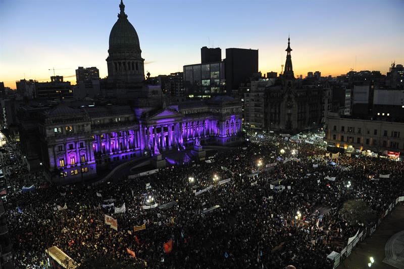 Masiva protesta en Argentina grita «Ni una menos» contra violencia machista
