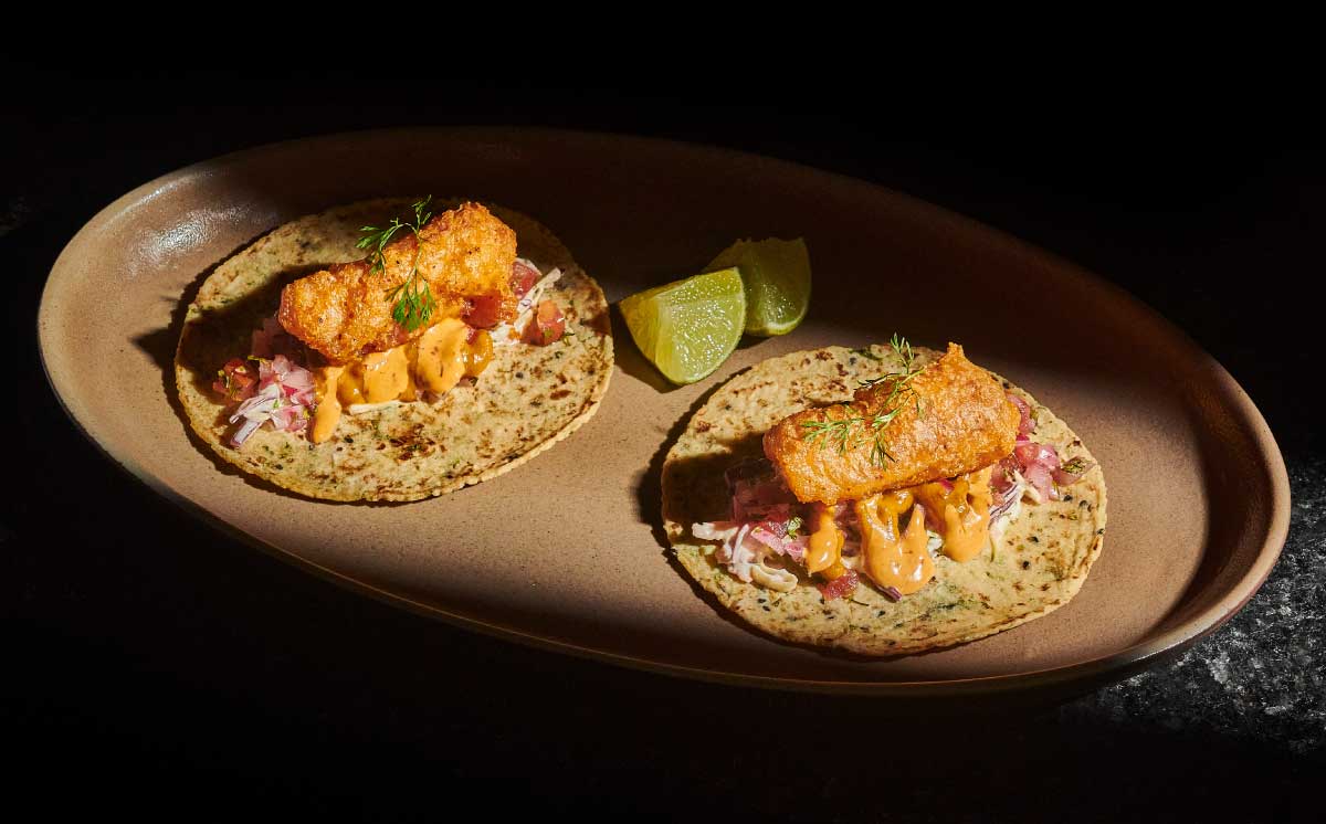 Punto Baja es un restaurante de sabores de mar mexicano donde, con técnicas tradicionales y productos locales, llevan a la mesa preparaciones con pescado y mariscos y una amplia selección de licores y cocteles con mezcal que unen lo mejor de México y Colombia.