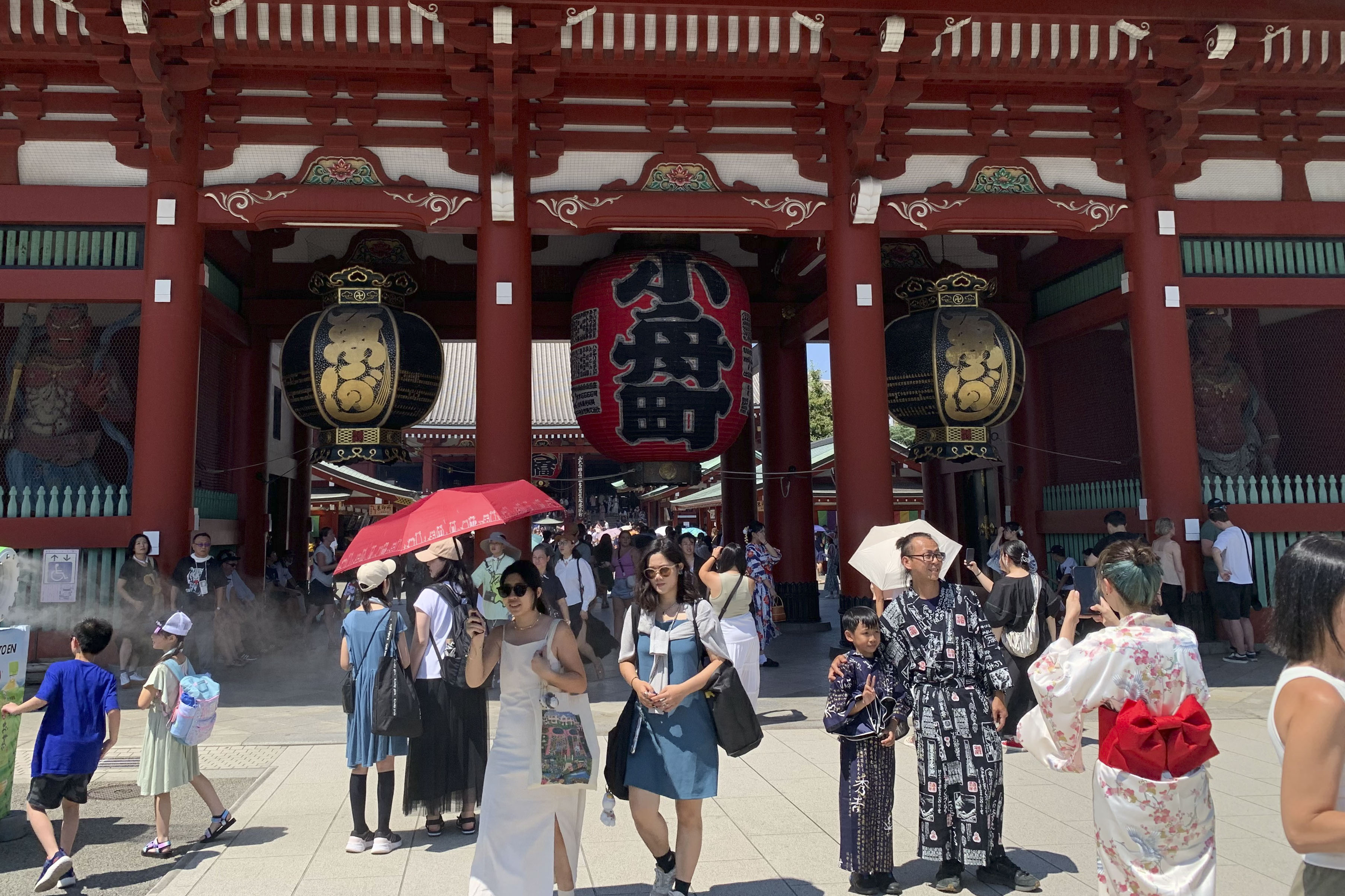 TOKIO, 25/07/2024.- Turistas en el barrio tokiota de Asakusa, uno de los más visitados de la capital nipona. Japón ha registrado un número récord de visitantes extranjeros durante el primer semestre del año, con 17,7 millones, un influjo creciente ante el cual negocios y atracciones turísticas están respondiendo con un sistema de precios más altos para visitantes extranjeros. EFE/ Pedro Yanes Rivero