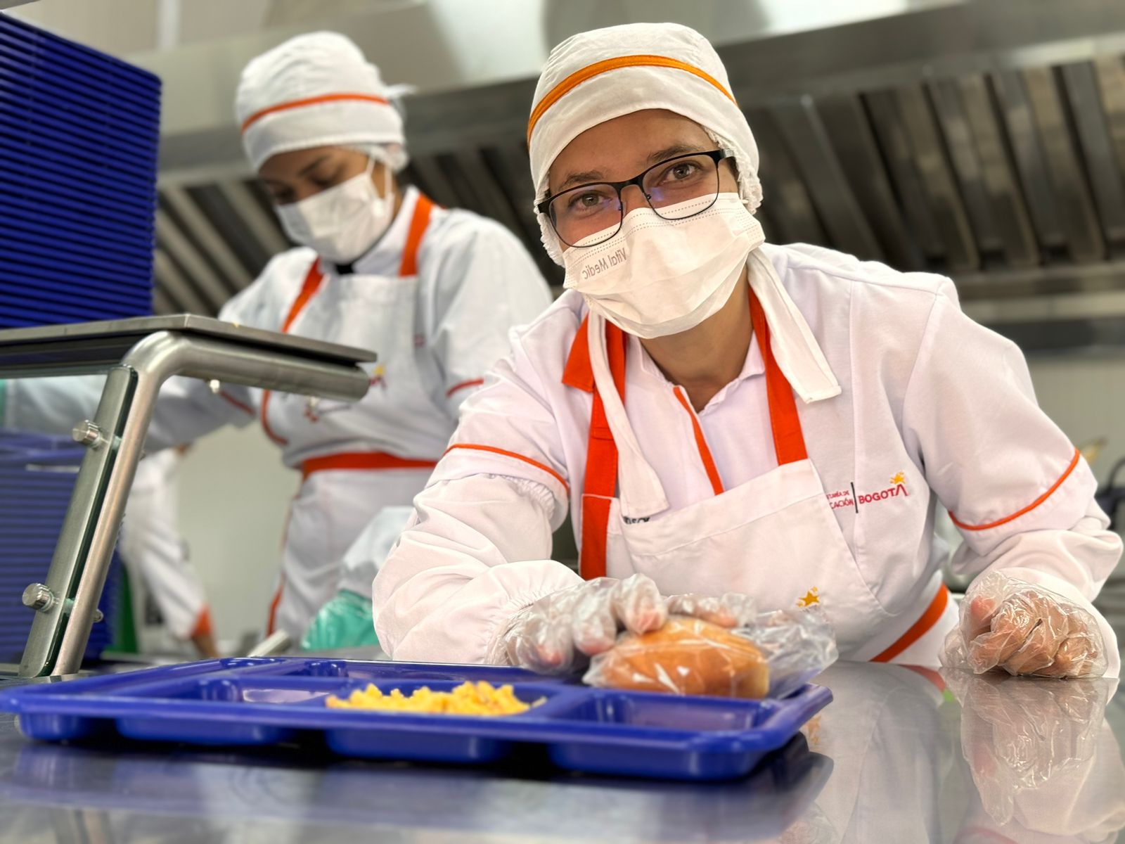 Para que más estudiantes puedan recibir desayunos, almuerzos o complementos en todo el día.