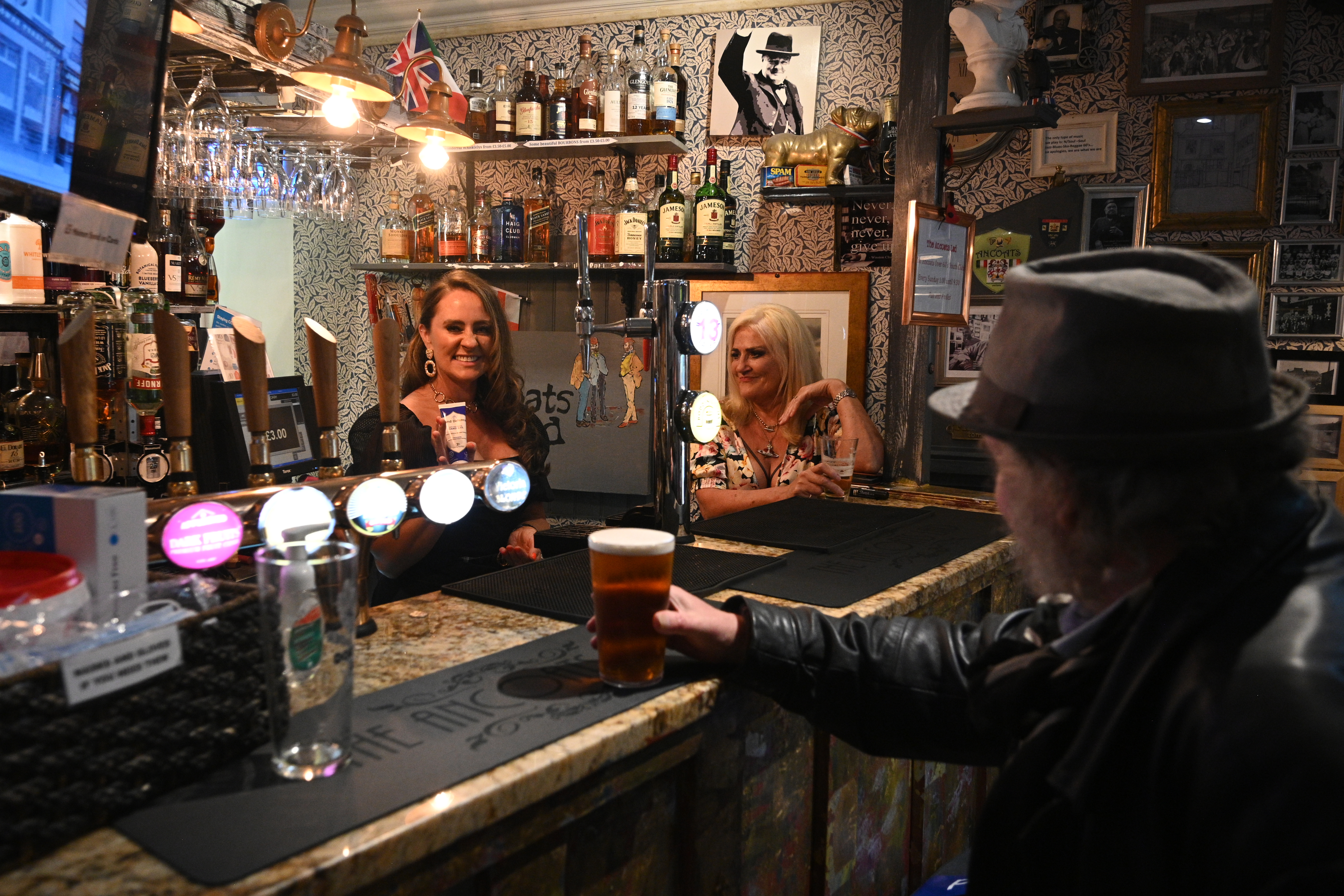 Noche de fiesta “fuera de control” en Inglaterra en la reapertura de pubs