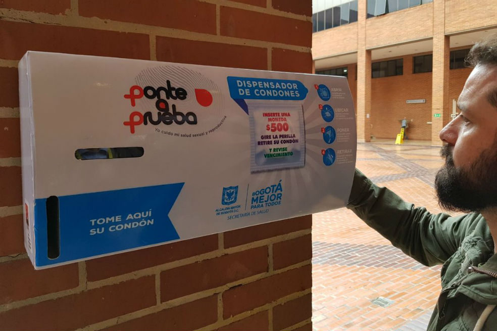 En Bogotá instalarán dispensadores de condones a $500