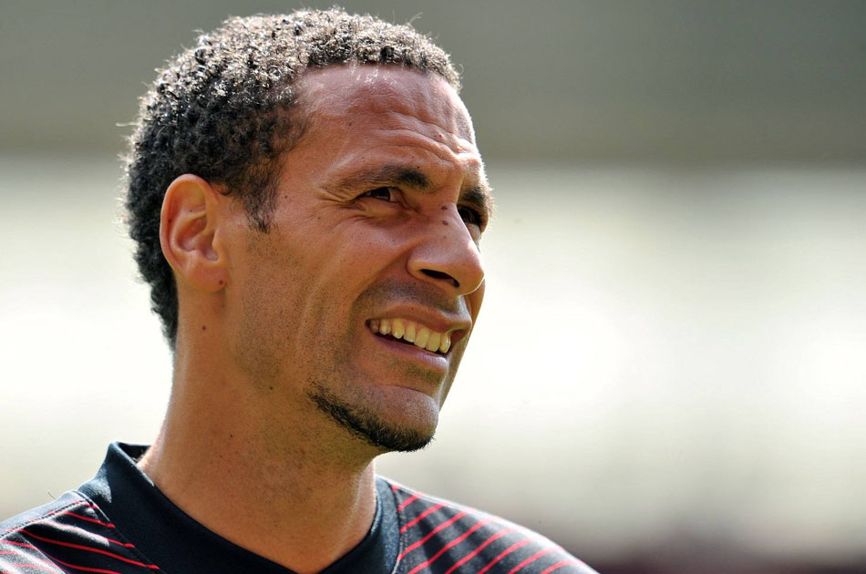 Ferdinand fue suspendido tres partidos por insultar en Twitter