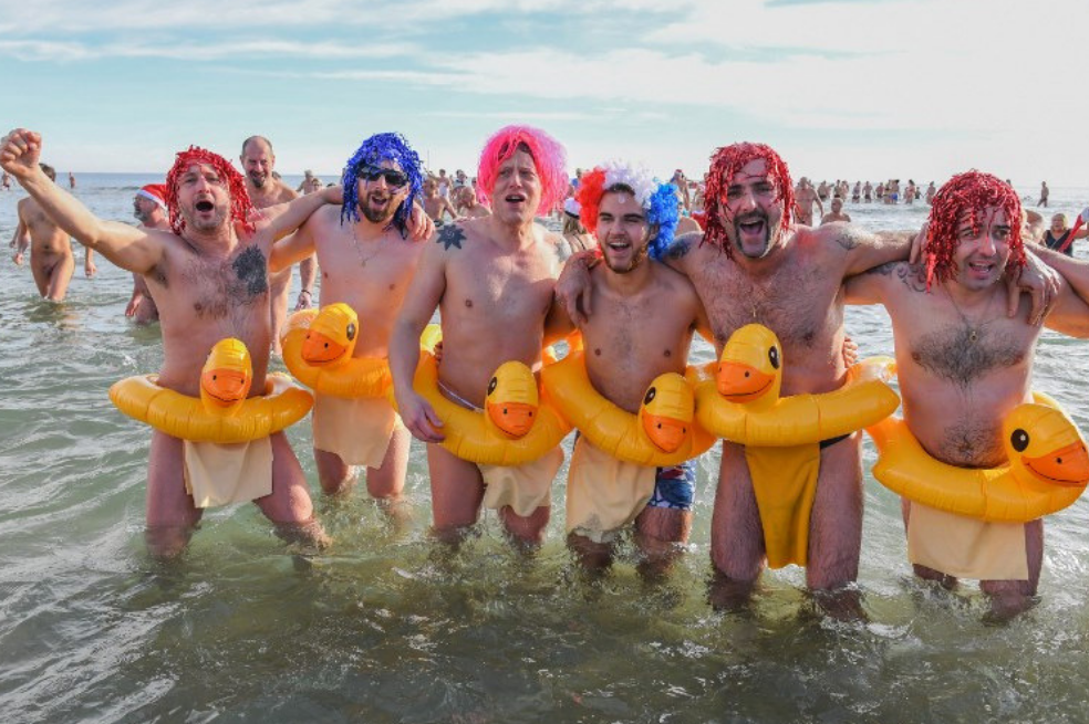Con un baño helado, así se celebra la llegada de año nuevo en las playas de Europa