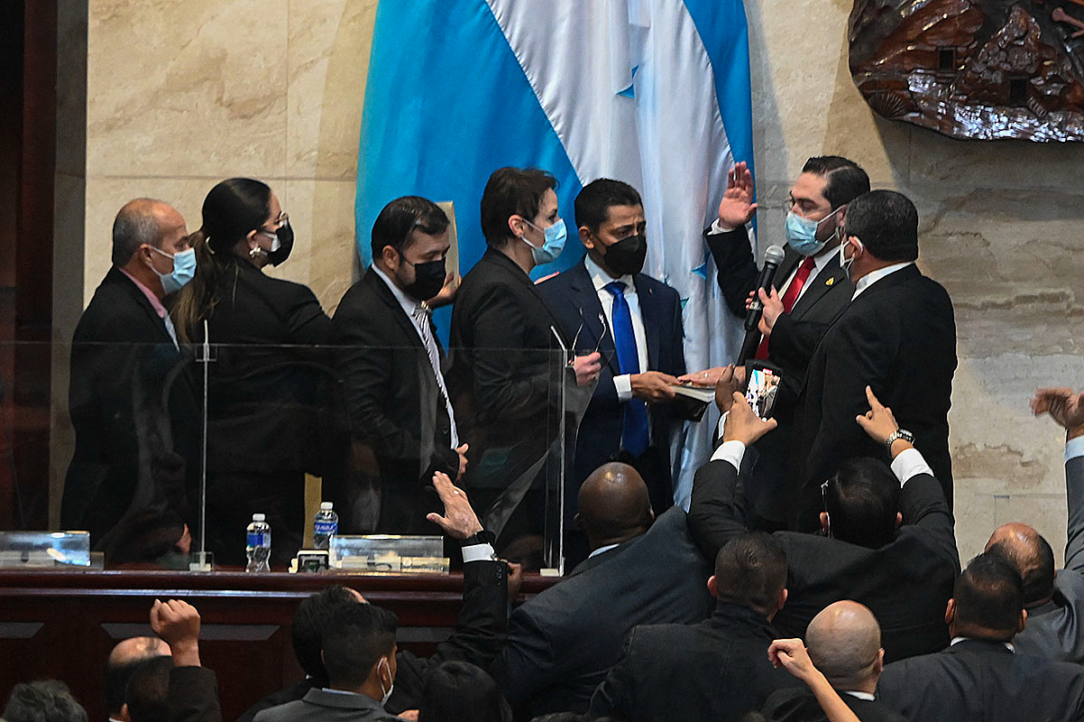 Sin embargo, este partido ya había establecido que el diputado Luis Redondo asumiera el cargo de presidente provisional del Congreso. Esta alianza fue hecha entre el Partido Libertad y Refundación y el Partido Salvador de Honduras. No obstante, Jorge Cálix, el diputado nominado por los disidentes,  fue escogido para este cargo ya que recibió 85 votos a favor.