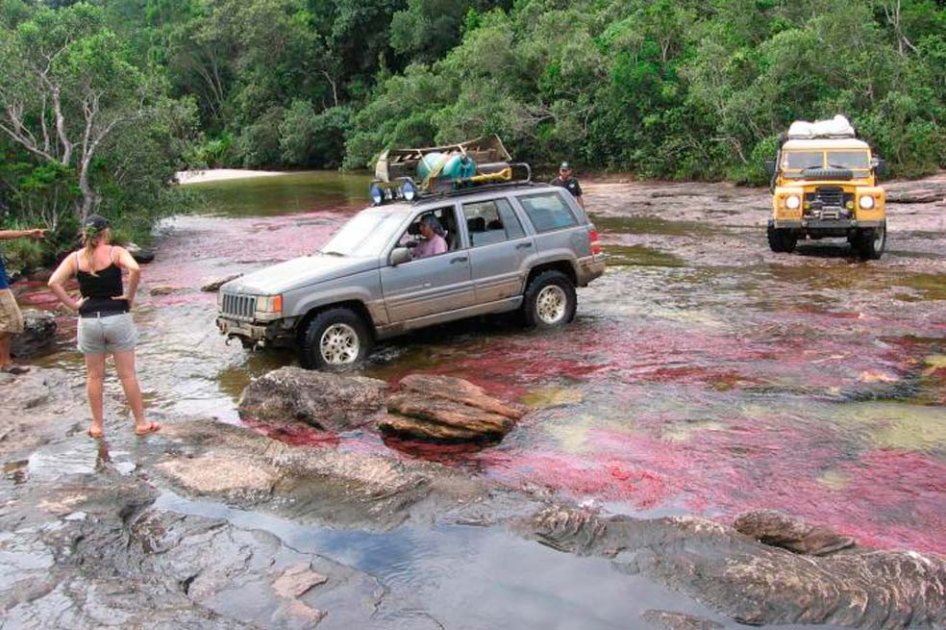 Polémica por excursionistas que atravesaron Caño Cristales en camioneta