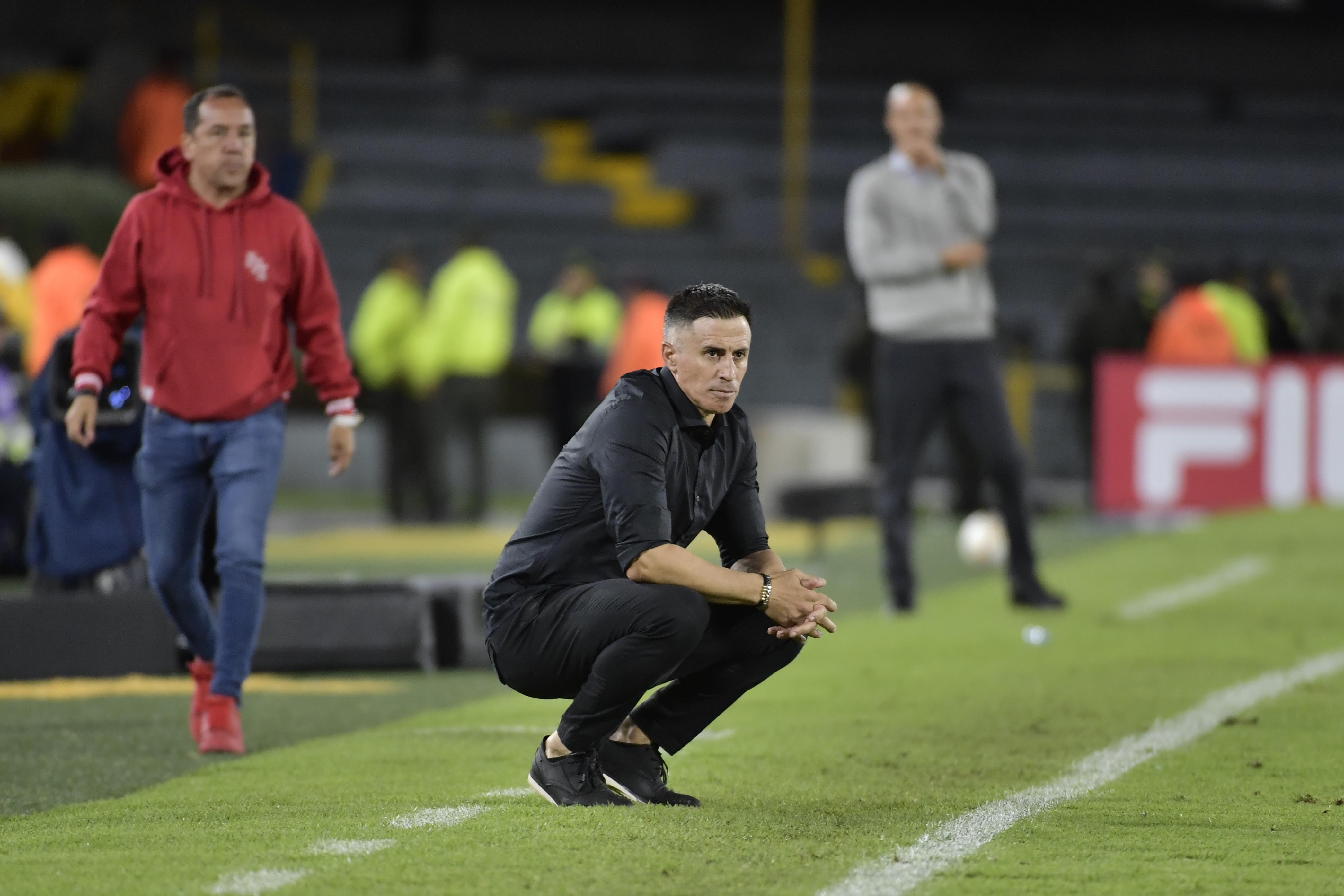 Técnico de Santa Fe durante encuentro ante el Tolima durante la fecha 1 de los cuadrangulares de la Liga Betplay Dimayor 2024