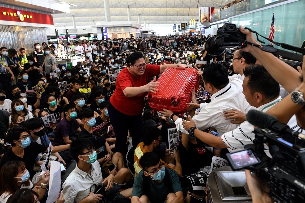 Paralizado el aeropuerto de Hong Kong por segundo día consecutivo de protestas