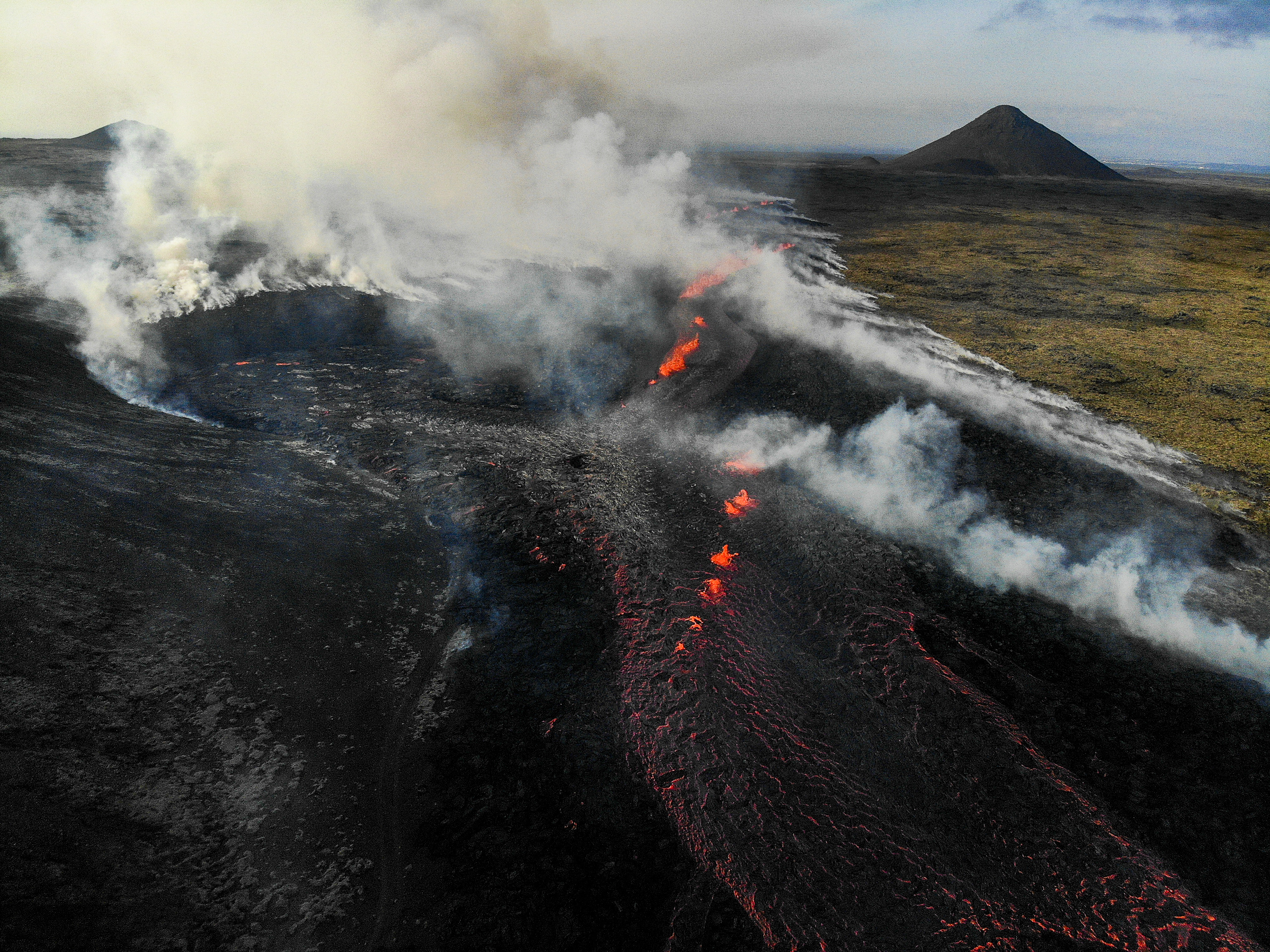 ¿Qué pasa en Islandia? Erupción volcánica, terremotos y enorme grieta crean alerta
