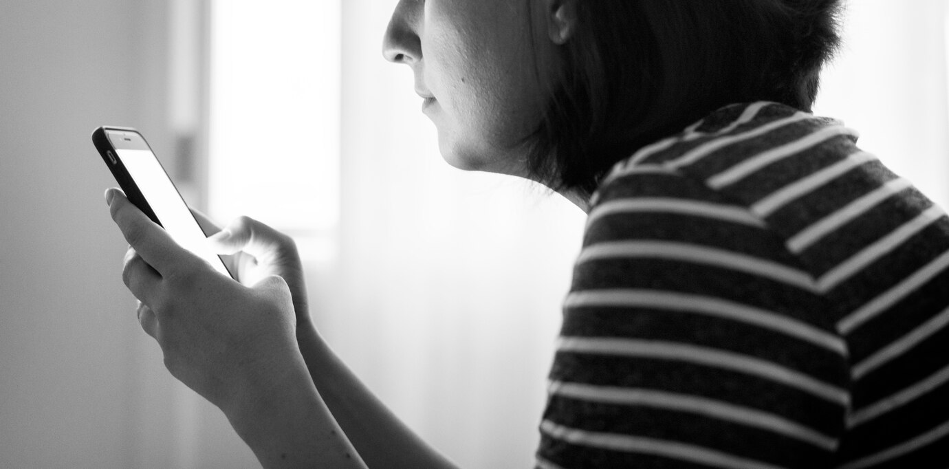 Acoso digital a mujeres en Colombia: datos sobre llamadas, horarios y frecuencia