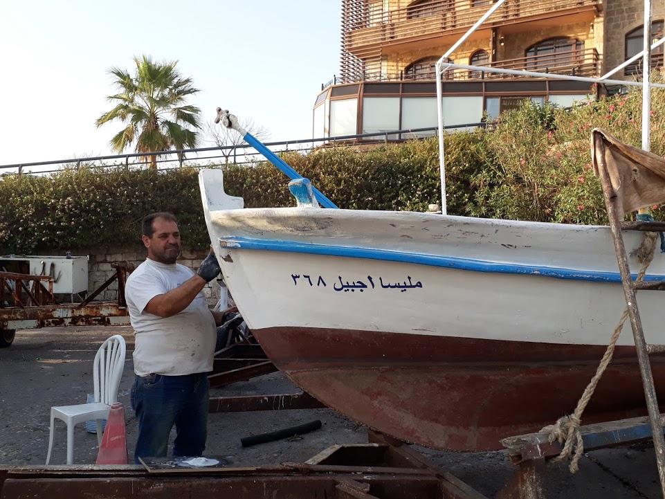 Un pescador repara su barco cerca de Beirut