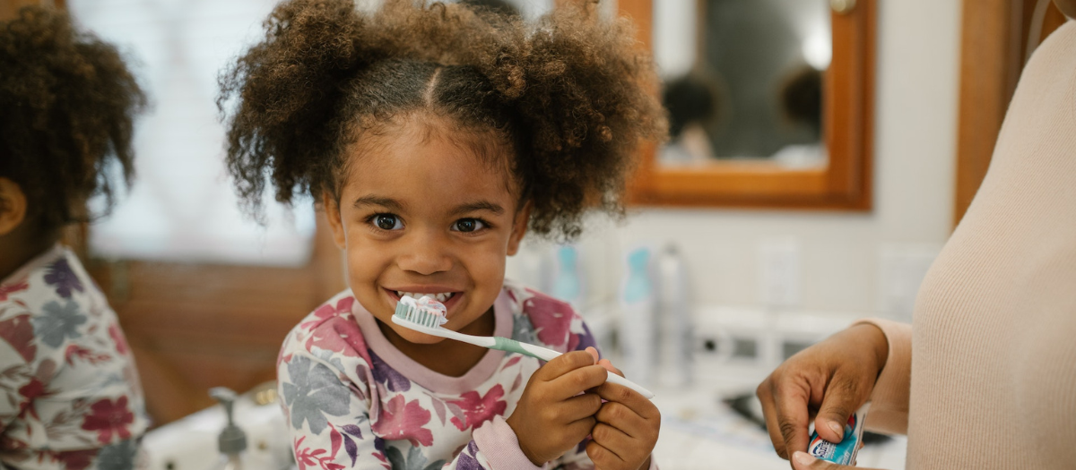 ¿A qué edad empiezan a salir los dientes definitivos en los niños y cómo cuidarlos?