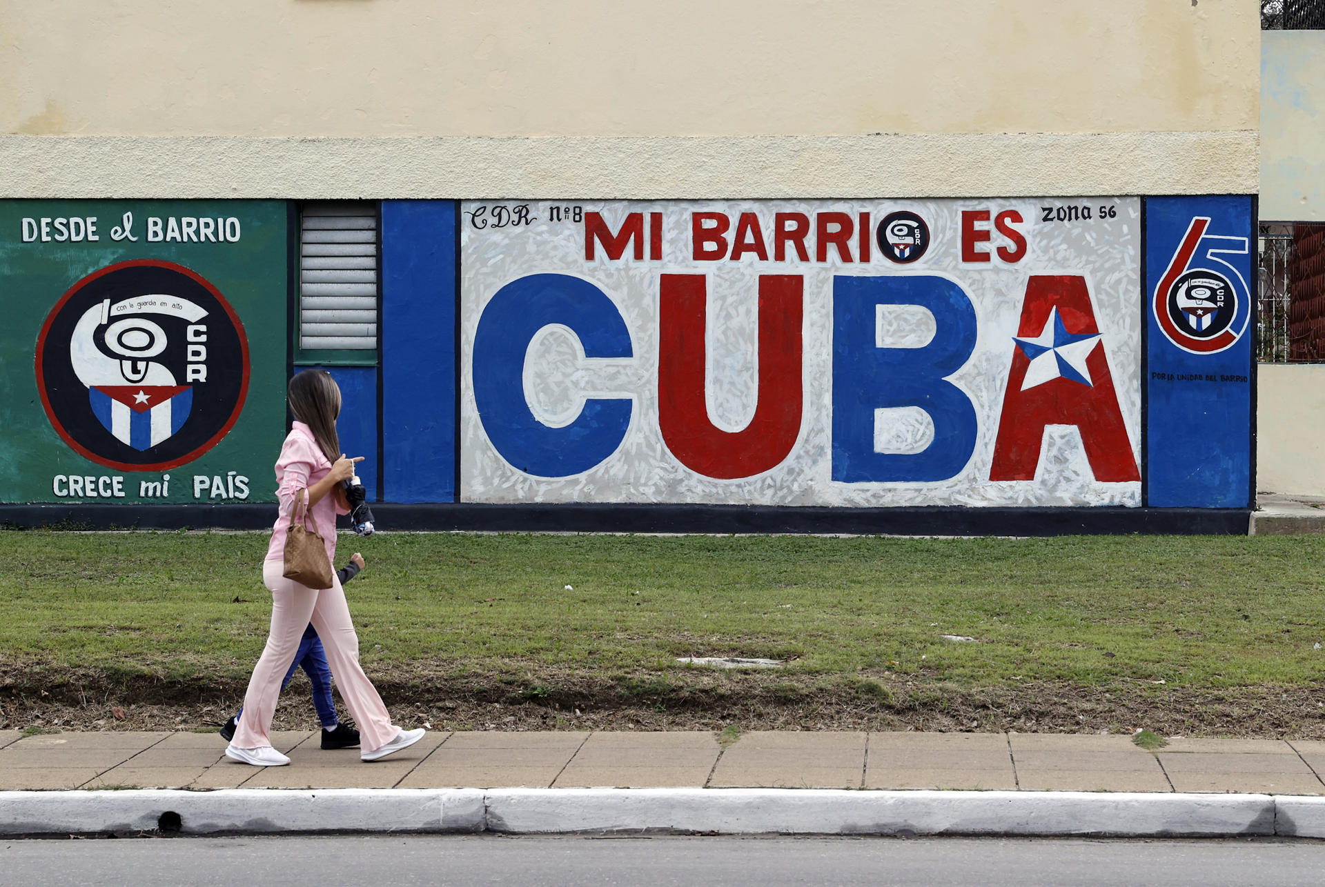 AME7077. MATANZAS (CUBA), 20/01/2026.- Una mujer camina frente a un mural este martes, en la ciudad de Matanzas, ubicada 100 km al este de La Habana (Cuba). EFE/ Ernesto Mastrascusa
