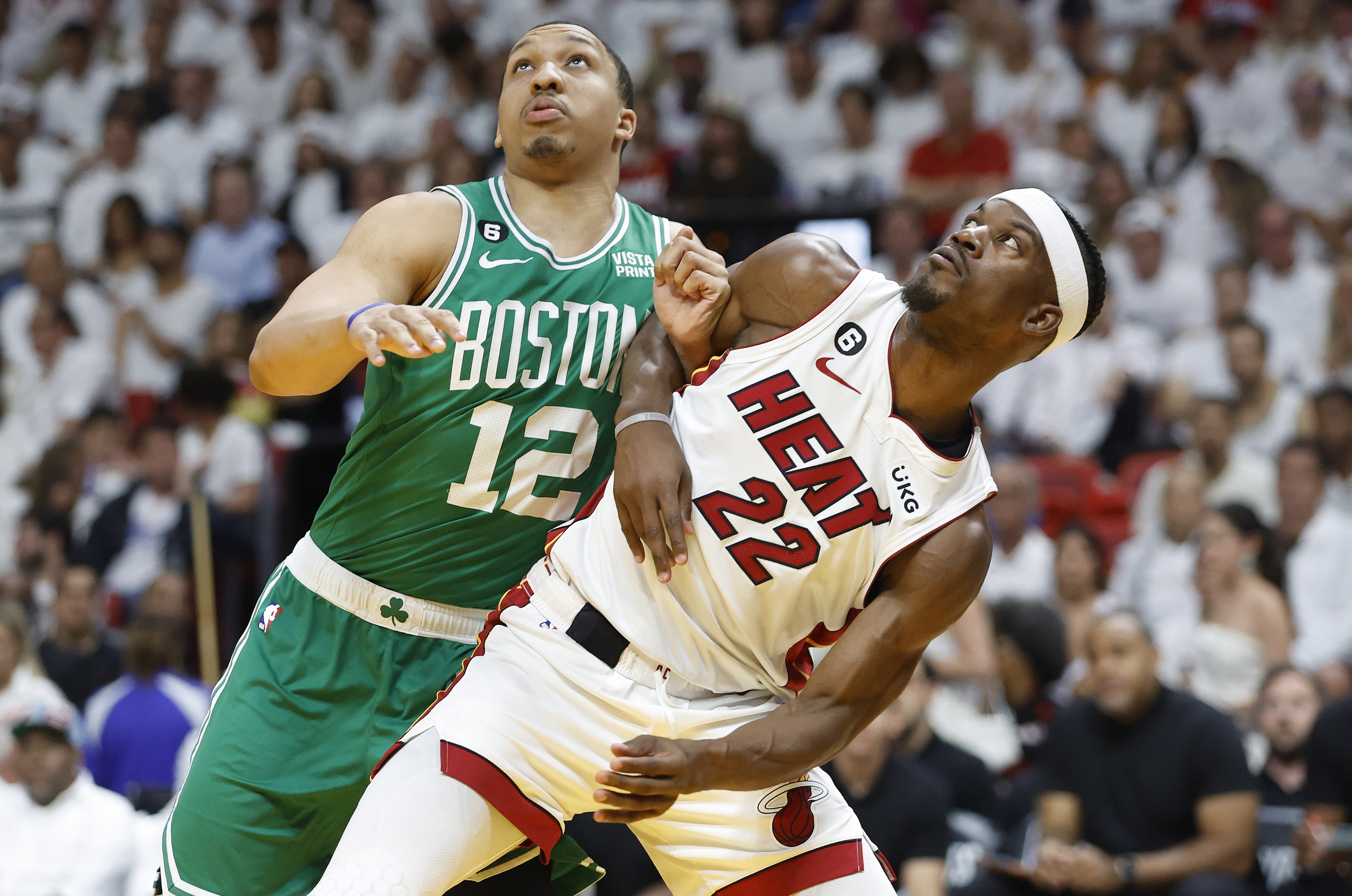 Miami (United States), 28/05/2023.- Boston Celtics forward Grant Williams (L) and Miami Heat forward Jimmy Butler (R) wait for a rebound during the first half of the NBA basketball Eastern Conference Finals playoff game six between the Miami Heat and the Boston Celtics at the Kaseya Center in Miami, Florida, USA, 27 May 2023. (Baloncesto, Estados Unidos) EFE/EPA/RHONA WISE SHUTTERSTOCK OUT