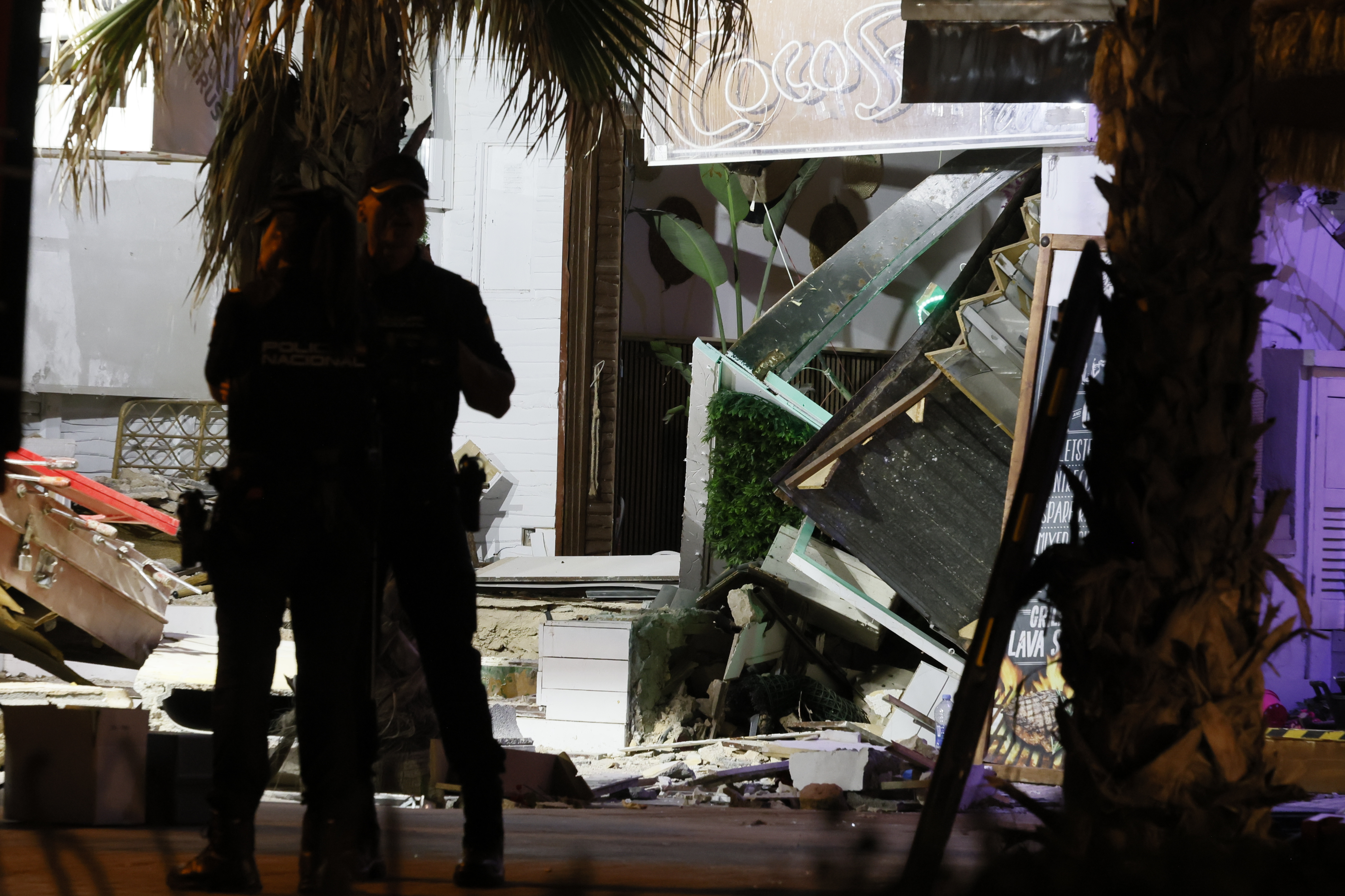 PALMA, 23/05/2024.- Cuatro personas han fallecido y al menos 27 han resultado heridas al desplomarse en la Playa de Palma (isla de Mallorca) el restaurante 'Medusa Beach Club' ubicado en una planta baja que se ha hundido hasta el sótano, donde los servicios de emergencias buscan más víctimas. EFE/Cati Cladera