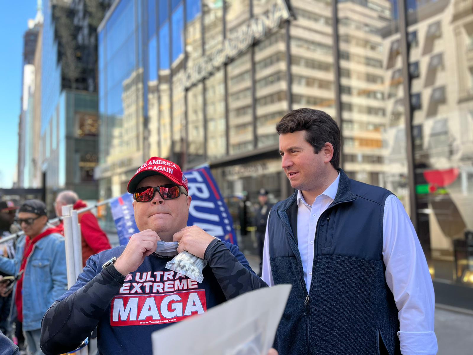 Grupos de seguidores se han reunido en Nueva York para mostrar su apoyo al expresidente, que enfrenta cargos penales relacionados con el pago de un soborno a la actriz y directora de películas pornográficas Stormy Daniels.
