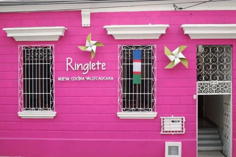 El lugar está diseñado para ser acogedor y familiar, con áreas de descanso, patios al aire libre y una distribución que invita a la interacción social y el disfrute.